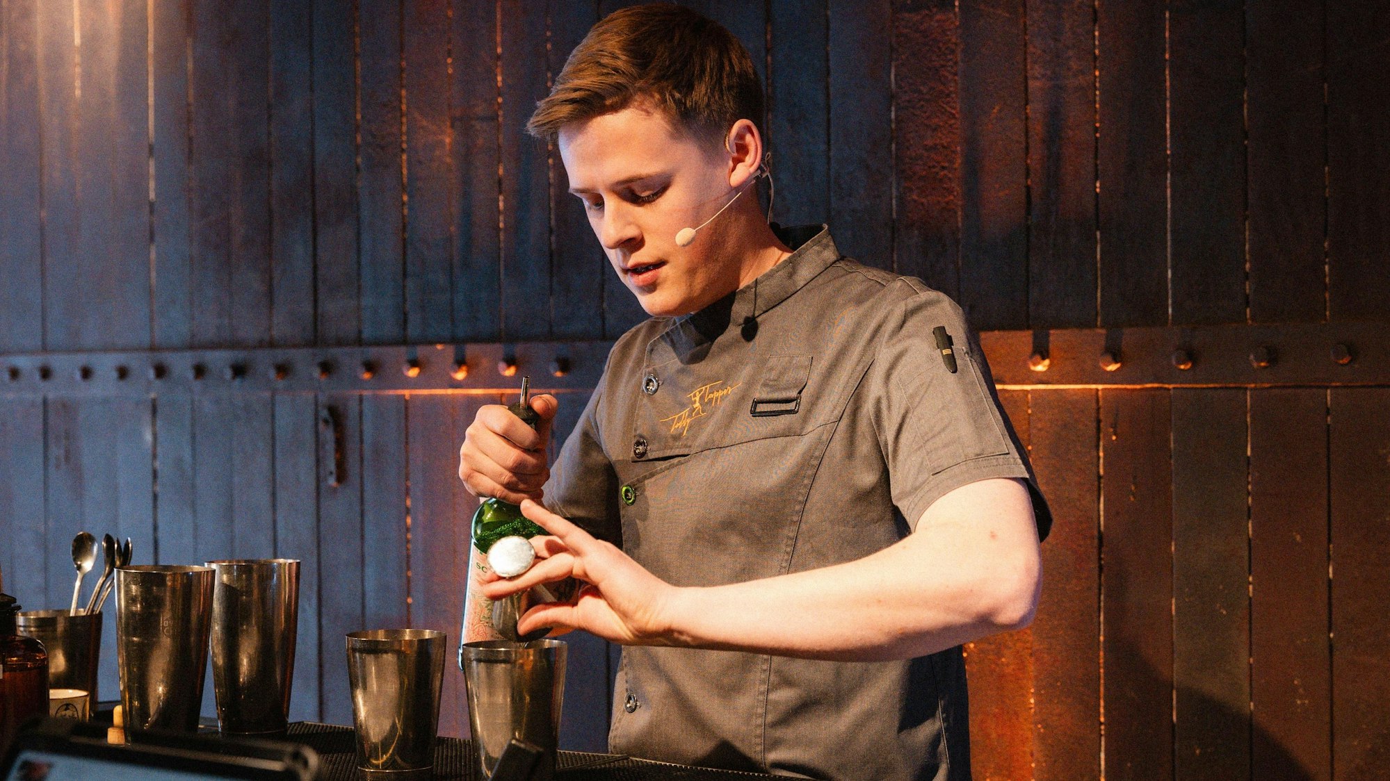 Das Bild zeigt Jakob Schröder hinter der Theke beim Mixen.