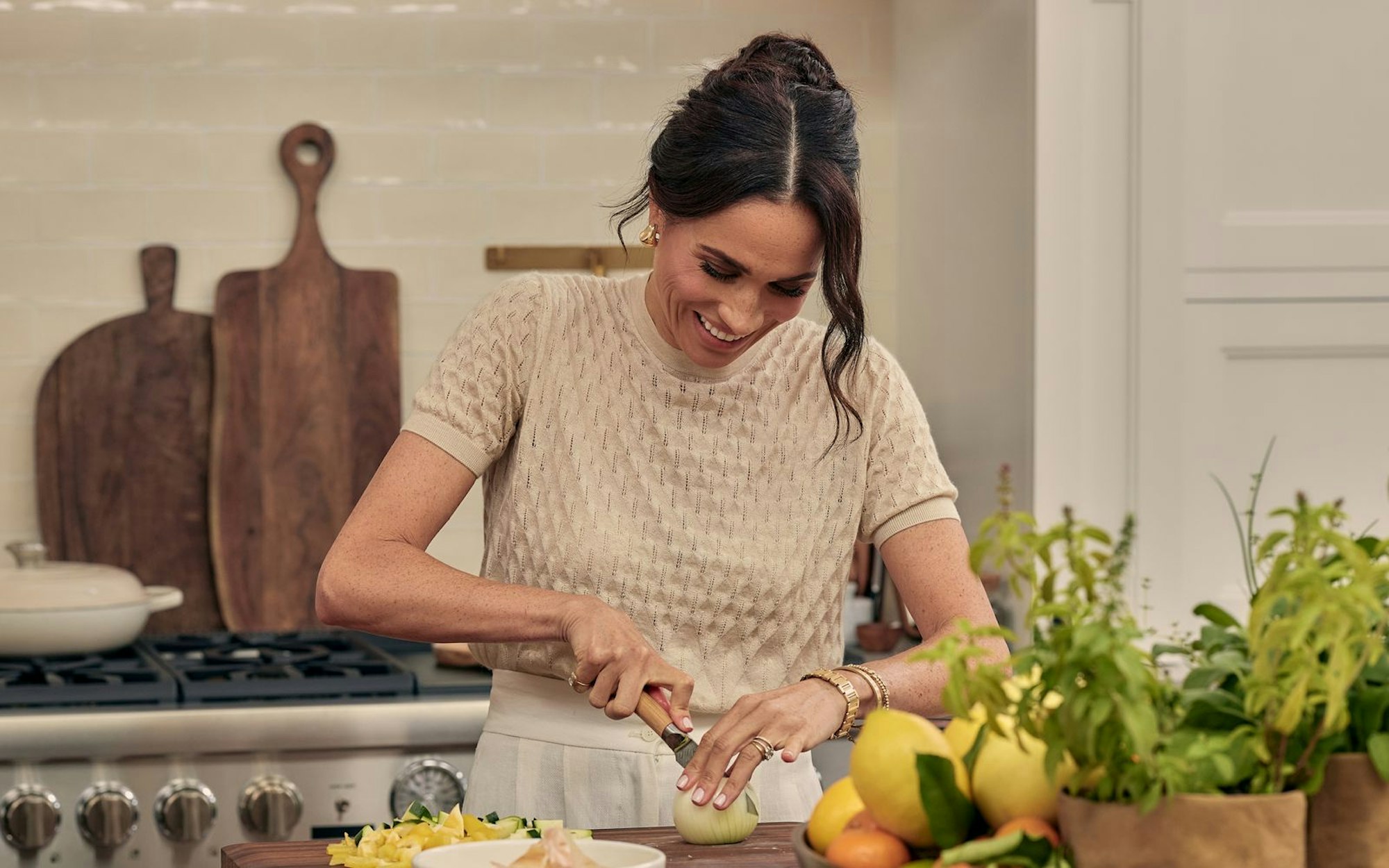 Herzogin Meghan muss sich in den sozialen Medien gerade einiges an Kritik gefallen lassen. (Bild: Netflix / Jenna Peffley)