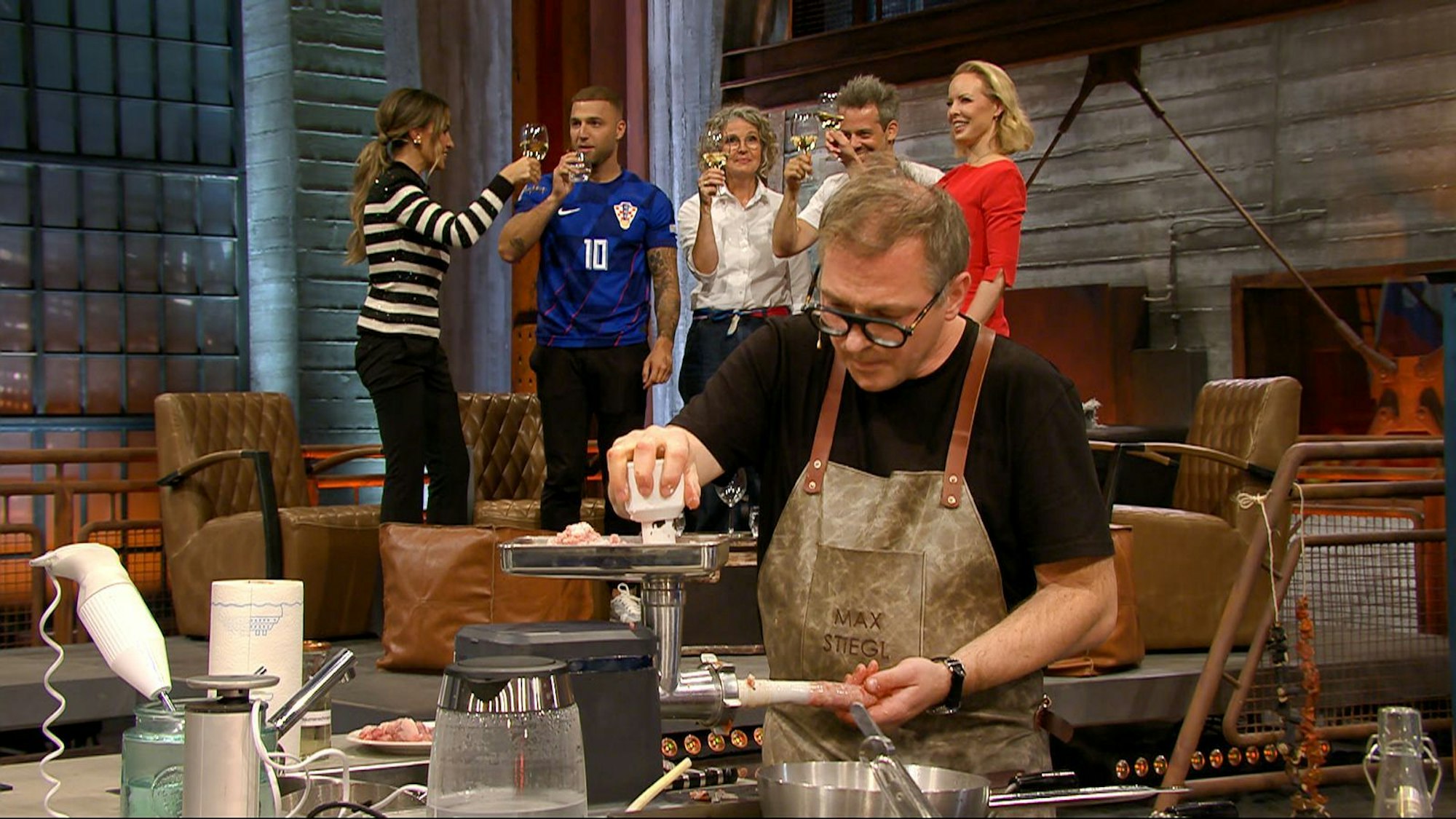 Sternekoch Max Stiegl forderte Henssler für Slowenien zu „Kranjska Klobasa“ heraus, Siedewurst nach Kranj Art mit Ajvar und Kraut. (Bild: RTL)