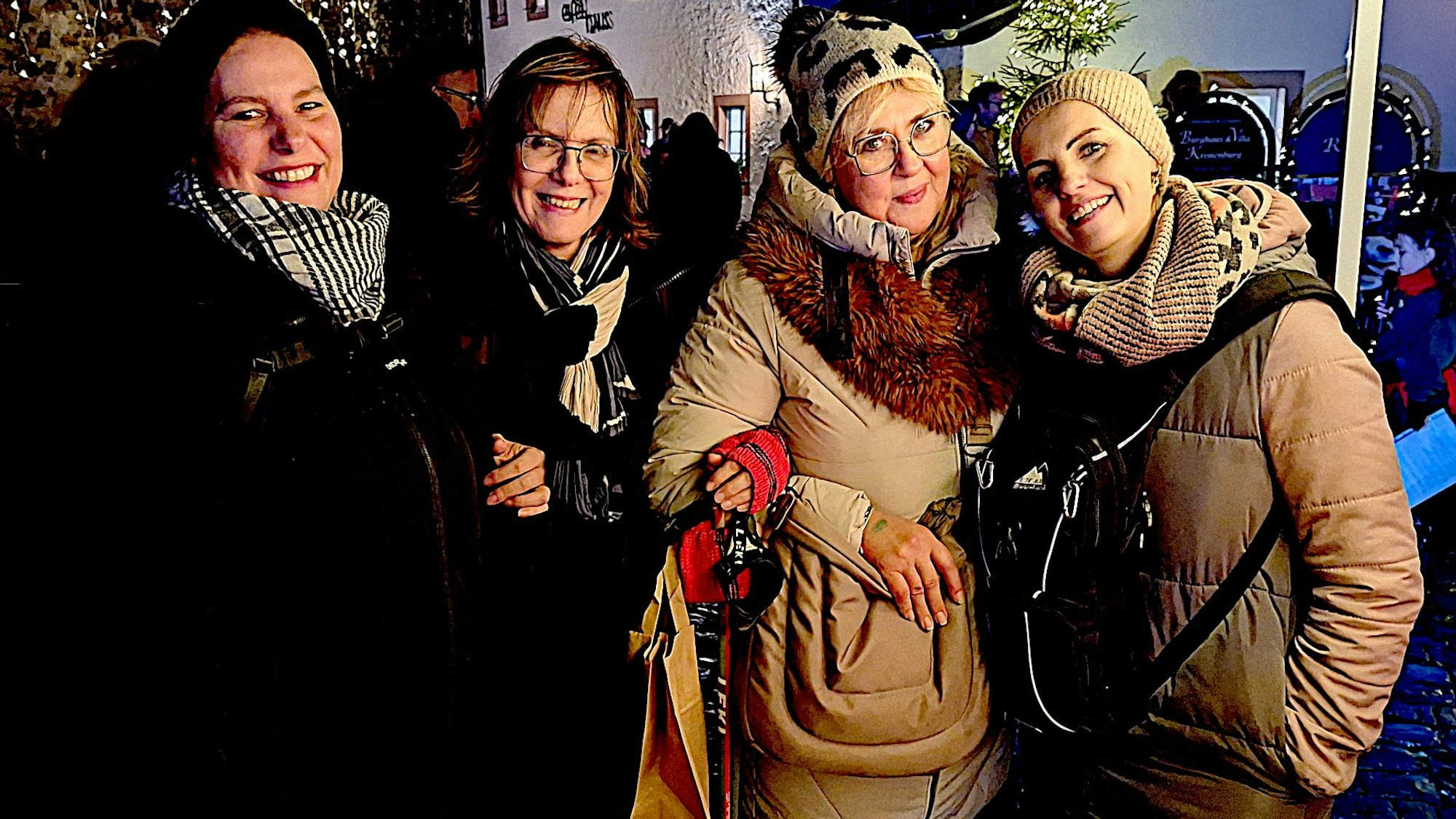 Das Bild zeigt die obengenannten Freundinnen, die sich unter den Armen eingehakt haben.