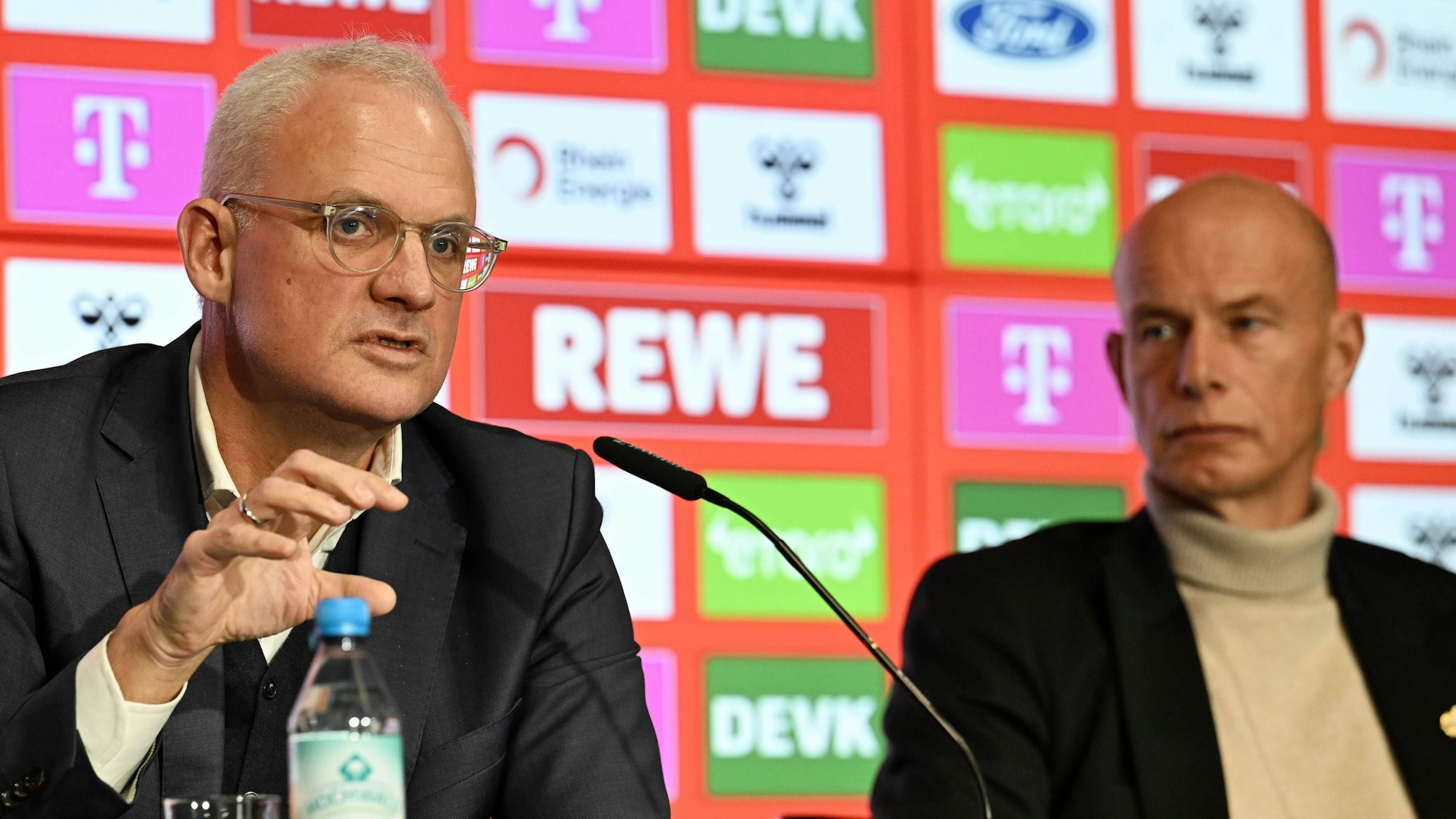 01.12.2025, xophax, Fussball 1.Bundesliga, 1.FC Koeln, Pressekonferenz : FC Vorstand Dr. Jörg Alvermann , links und Jörn Stobbe Koeln *** 01 12 2025, xophax, Soccer 1 Bundesliga, 1 FC Koeln, Press conference FC board Dr. Jörg Alvermann , left and Jörn Stobbe Koeln