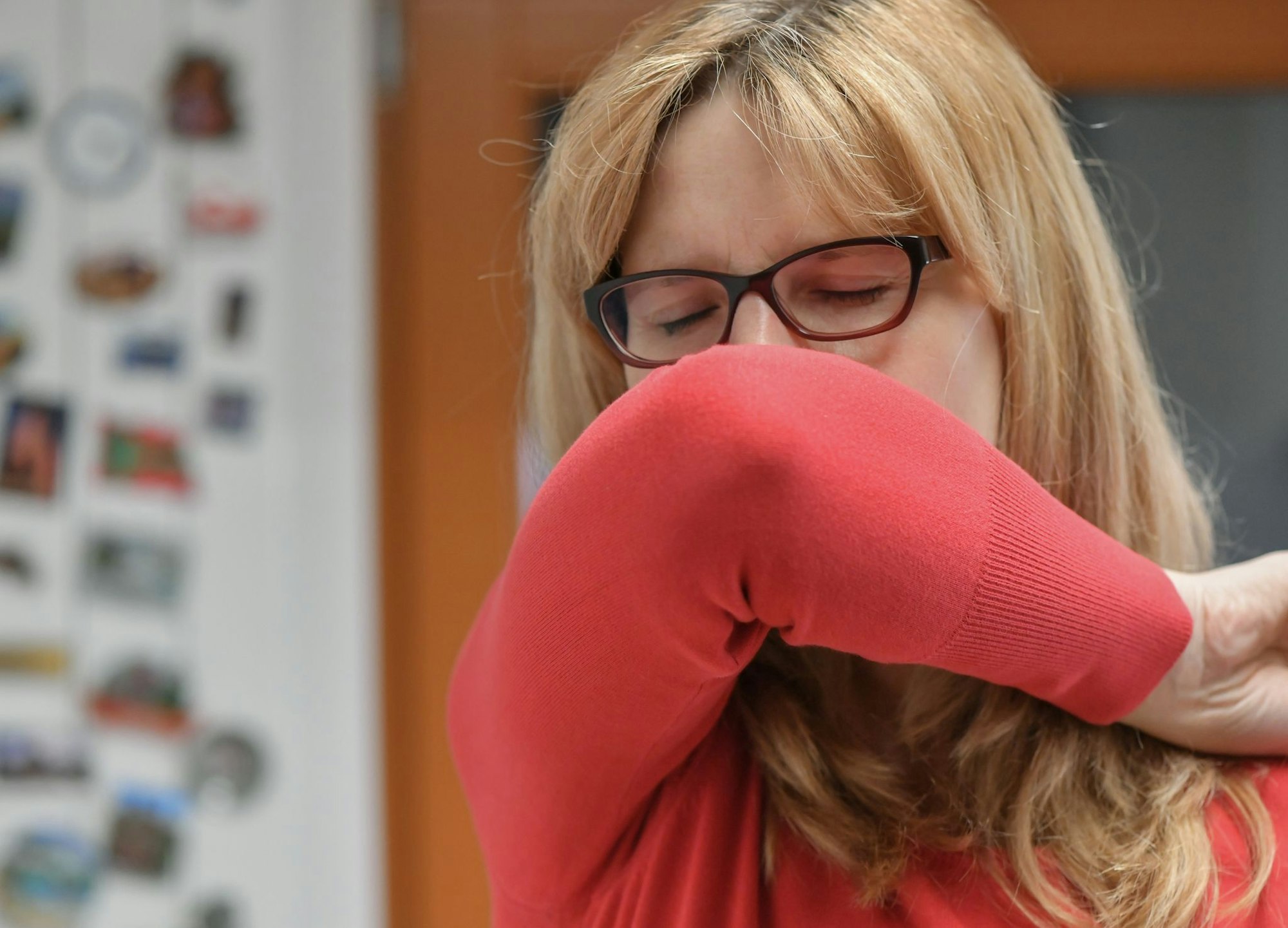 Nach einer Erkältung kann trockener Reizhusten auch Wochen später anhalten.