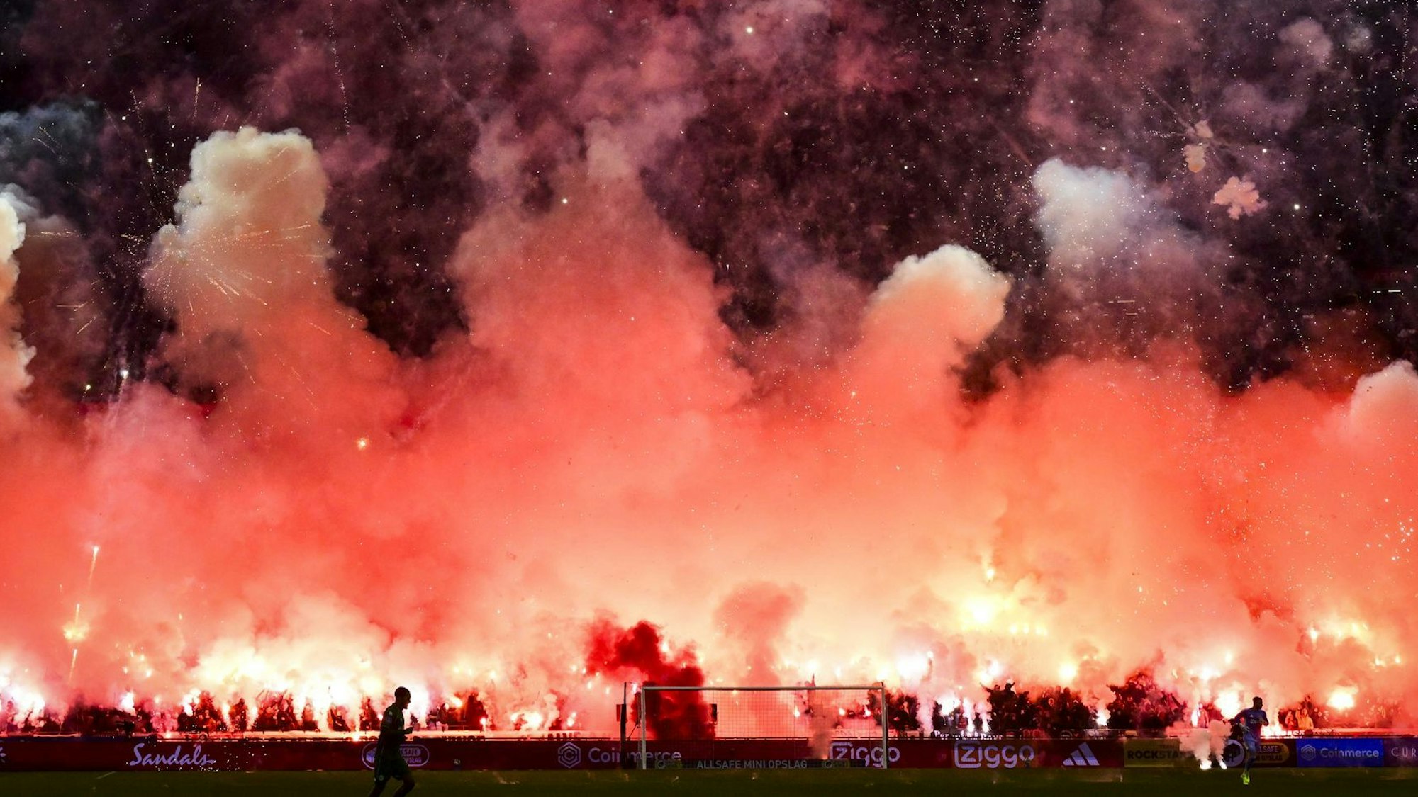 Das Ajax-Heimspiel gegen Groningen wurde wegen der Pyro-Krawalle abgebrochen.