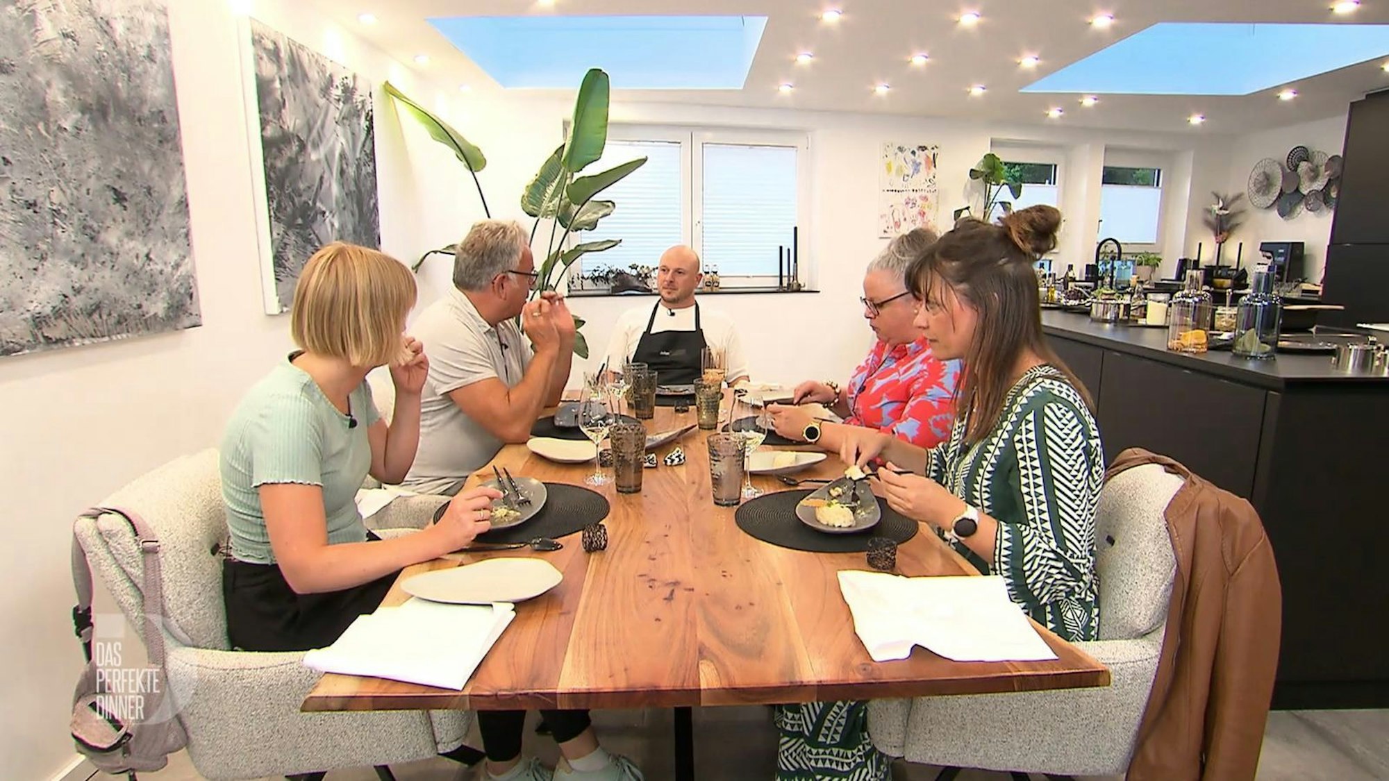 An Tag 2 im Allgäu trifft sich die „Dinner“-Runde bei Julian (36) in Kempten (Bild: RTL)