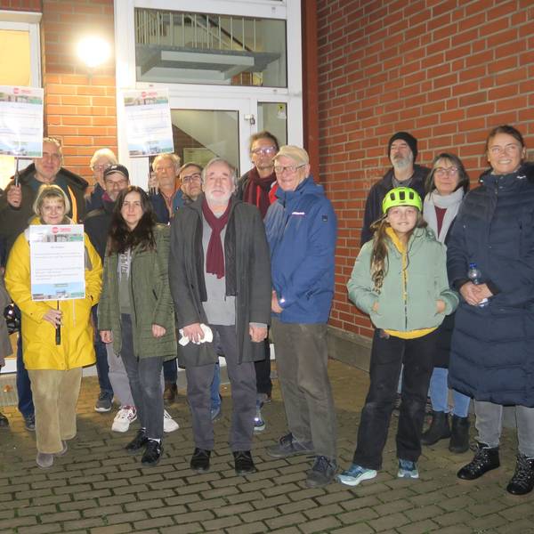 Eine Gruppe Menschen steht vor dem Eingang zum Ehrenfelder Bezirksrathaus.