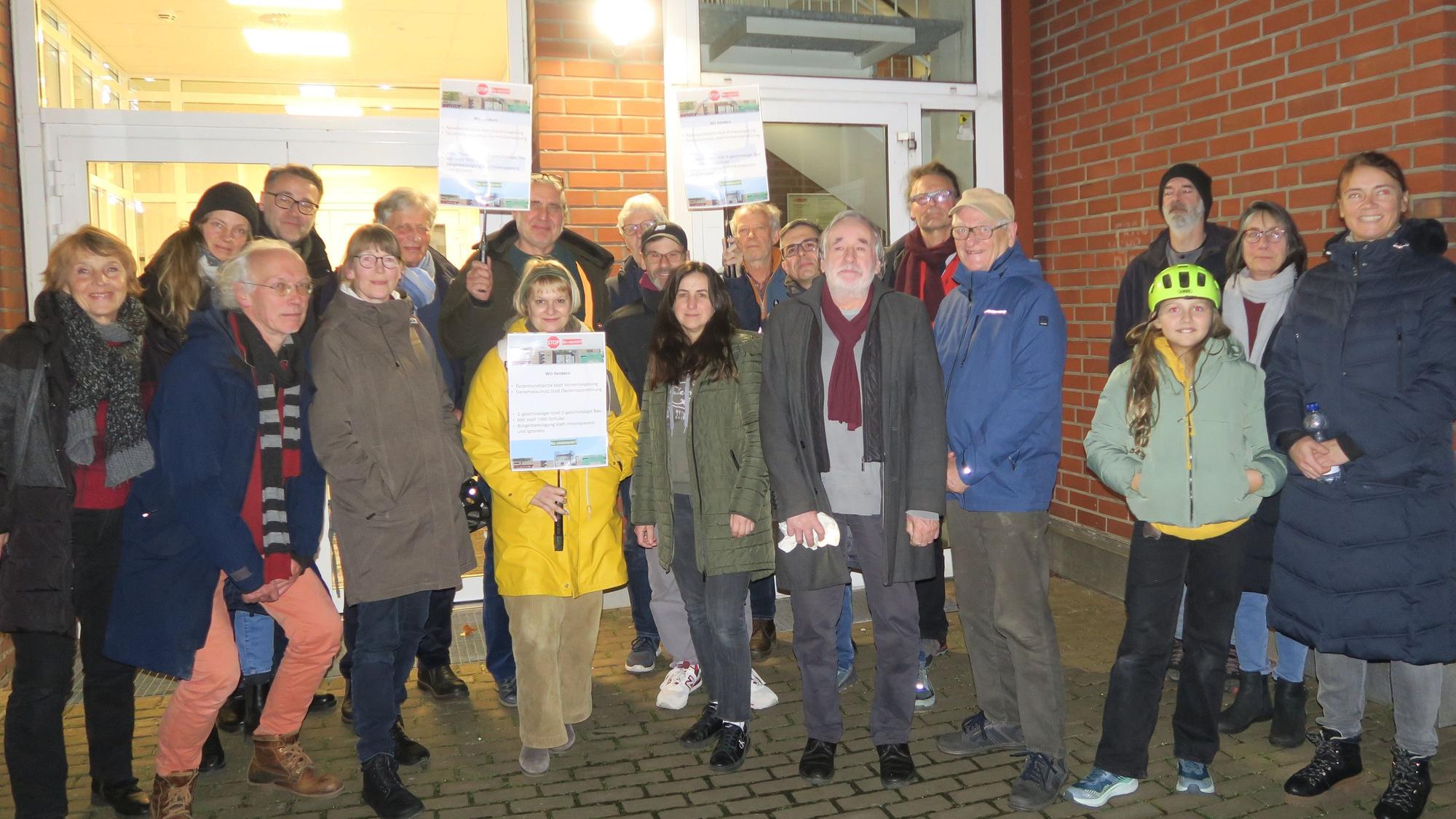 Eine Gruppe Menschen steht vor dem Eingang zum Ehrenfelder Bezirksrathaus.