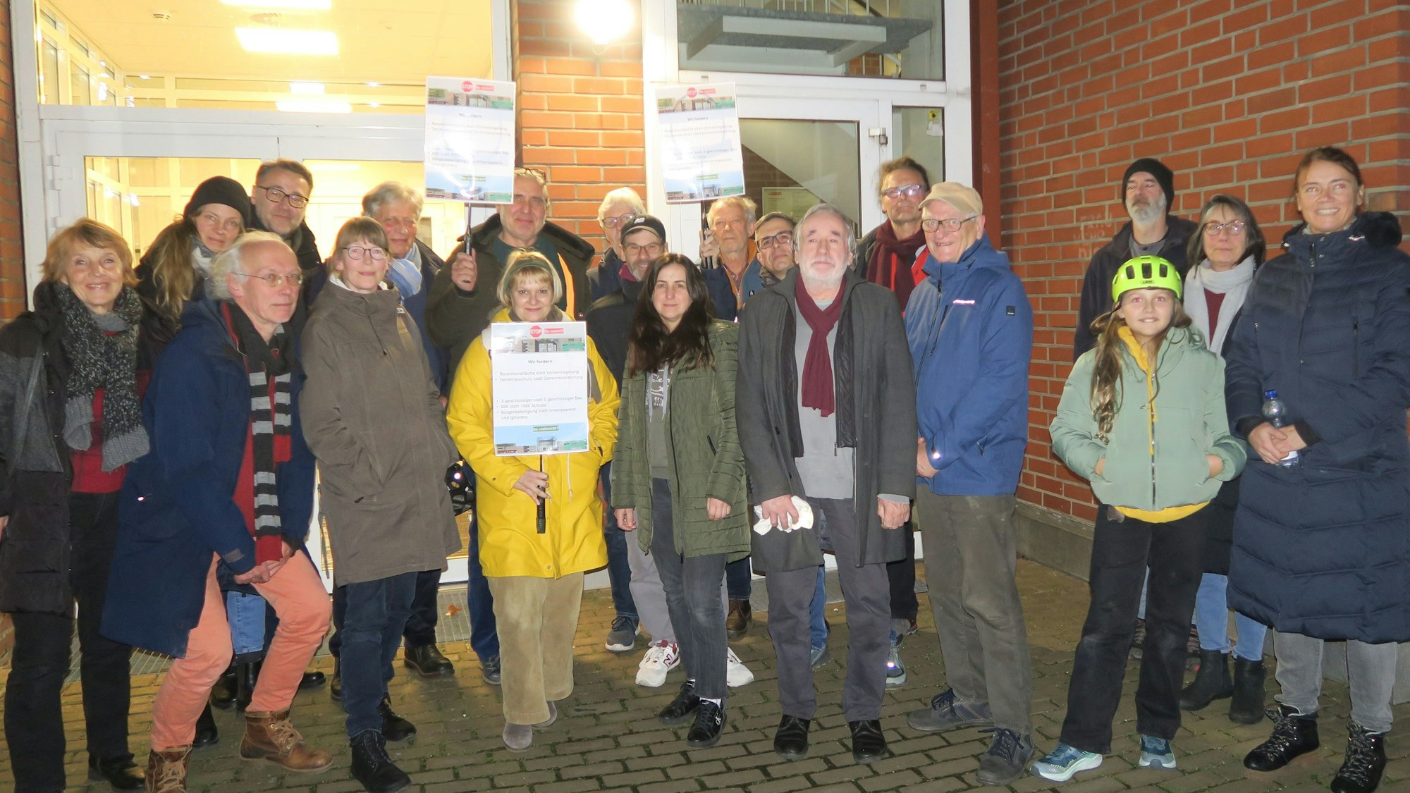 Eine Gruppe Menschen steht vor dem Eingang zum Ehrenfelder Bezirksrathaus.