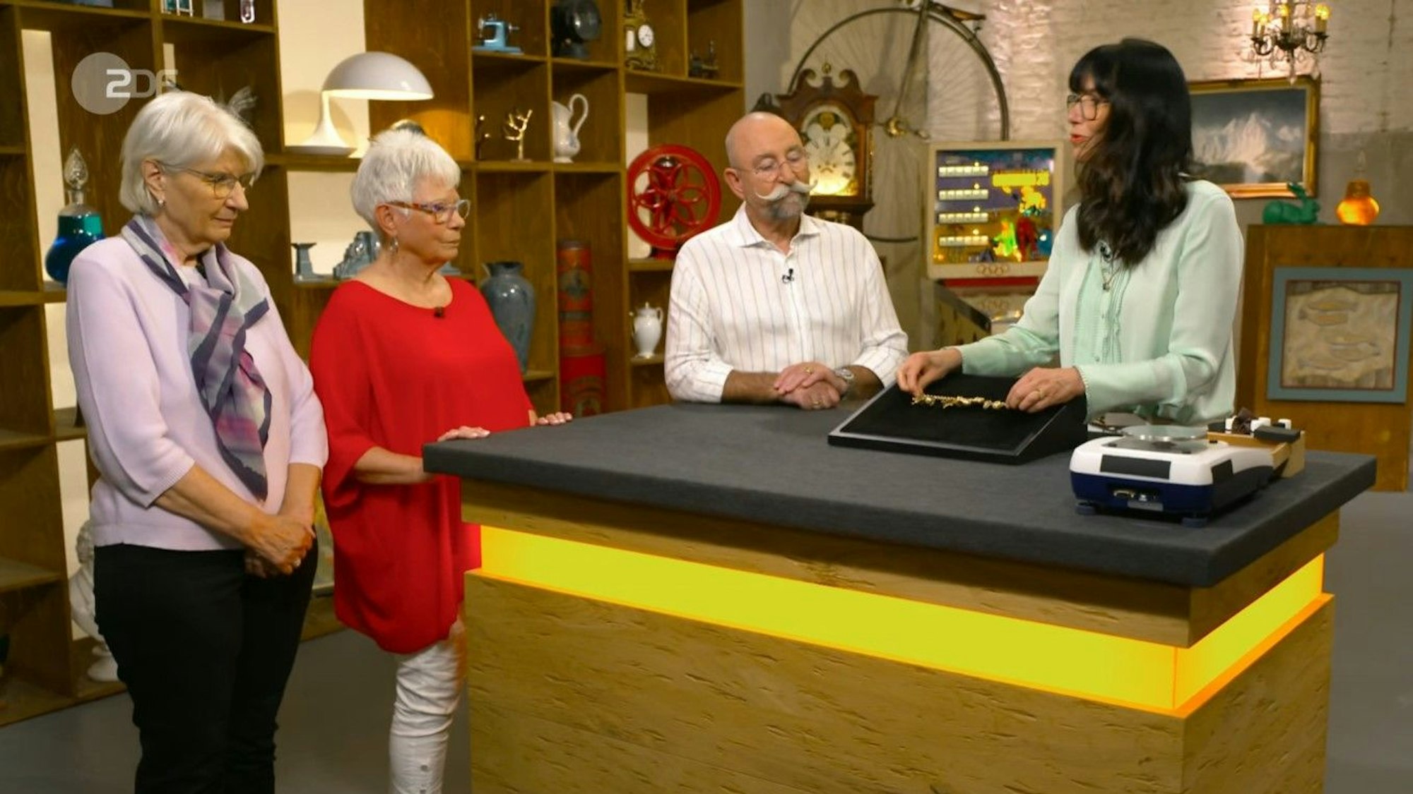 Romy Braun (v.l.) und Ingrid Maddaus mit Horst Lichter und Heide Rezepa-Zabel bei „Bares für Rares“.