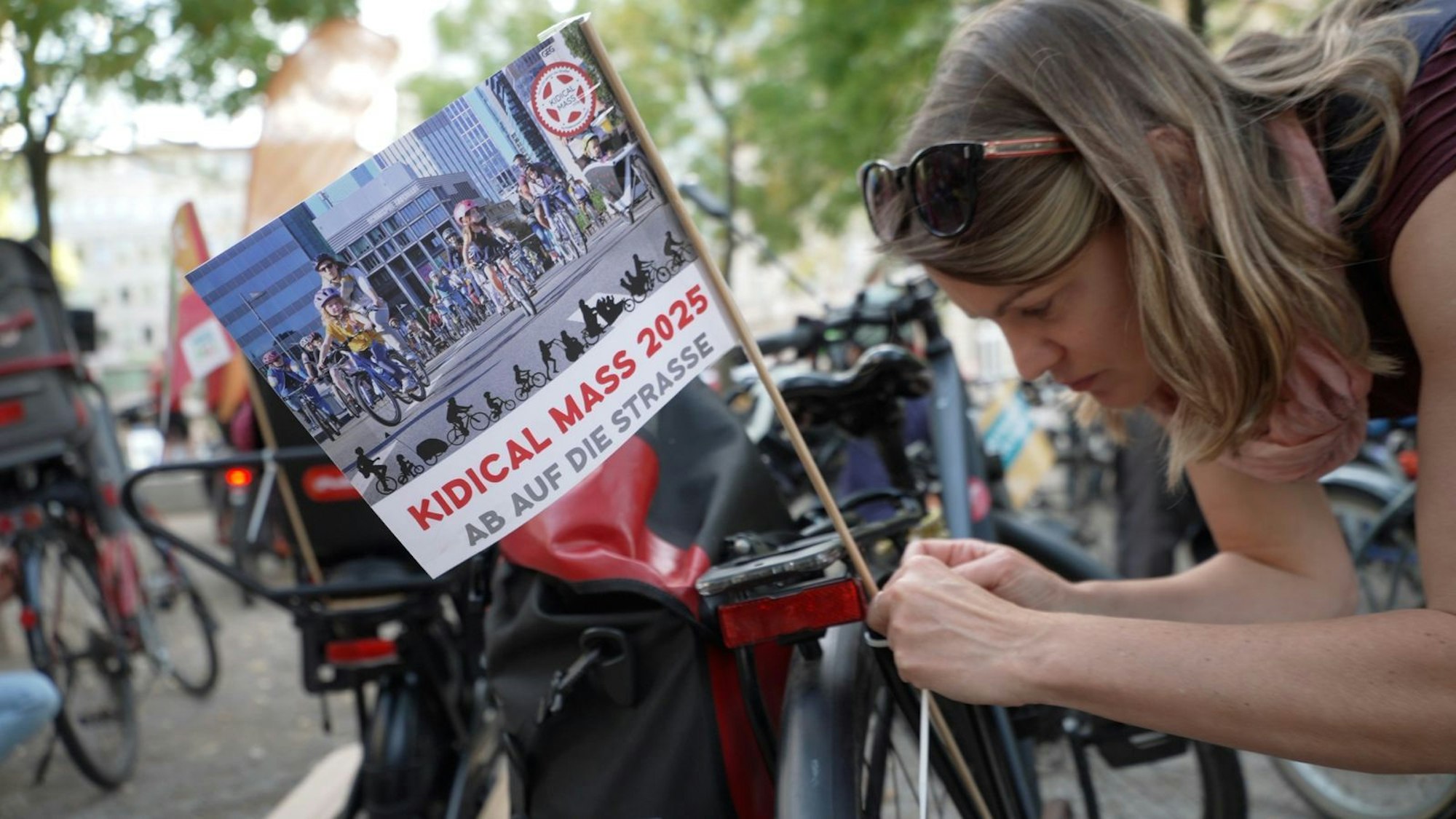 Katrin engagiert sich neben ihrer Arbeit als Projektmanagerin für bessere Radwege für Kinder. Das Thema liegt ihr persönlich am Herzen. (Bild: ZDF/Johannes Meier)