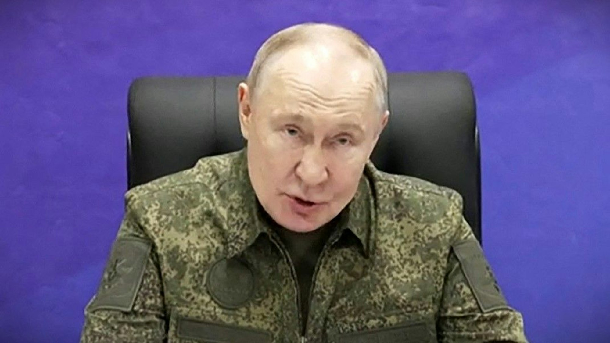 Kremlchef Wladimir Putin beim Besuch eines Kommandopostens der russischen Armee.