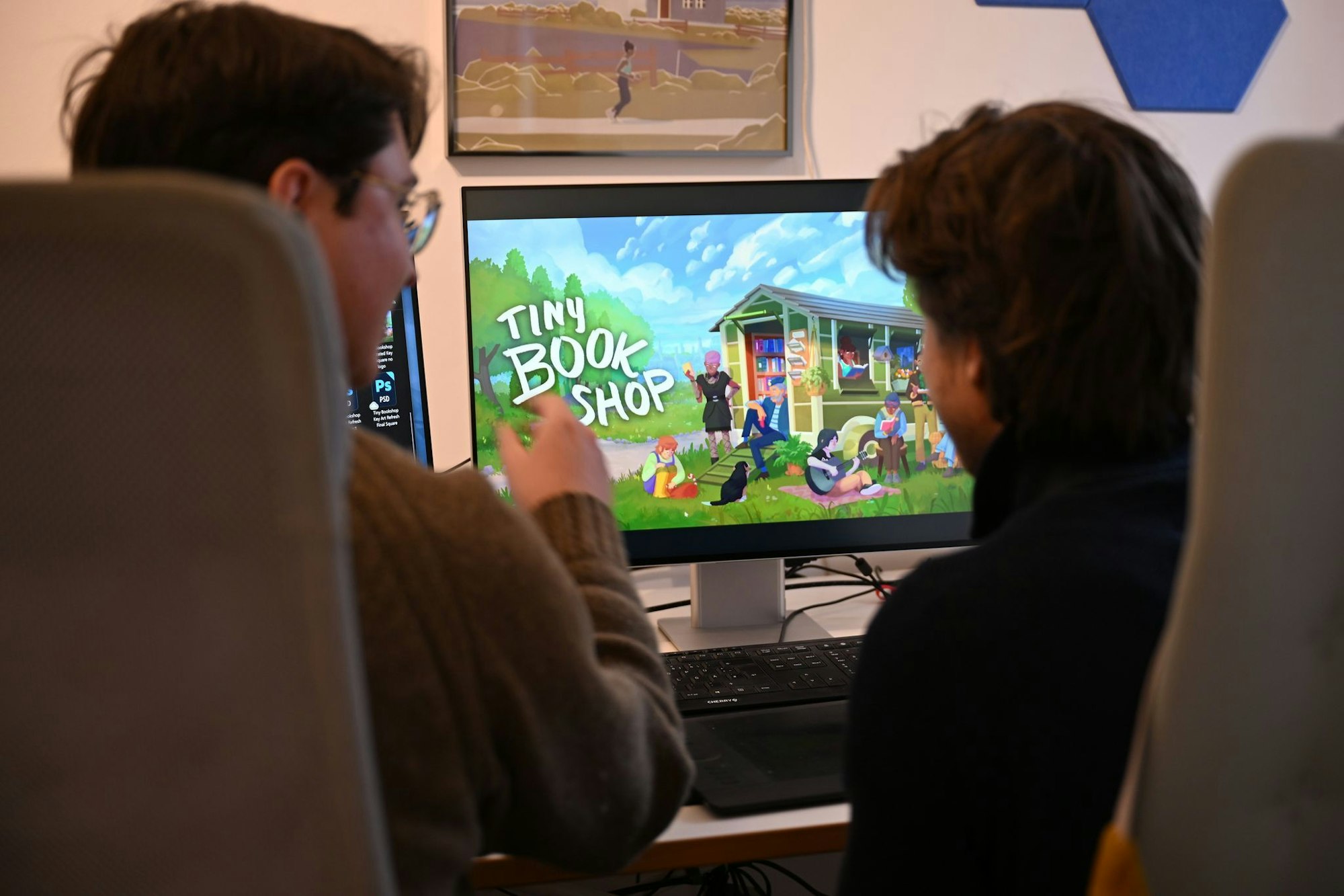 Die Gamesentwickler David Zapfe-Wildemann und Raven Rusch in ihrem Studio.