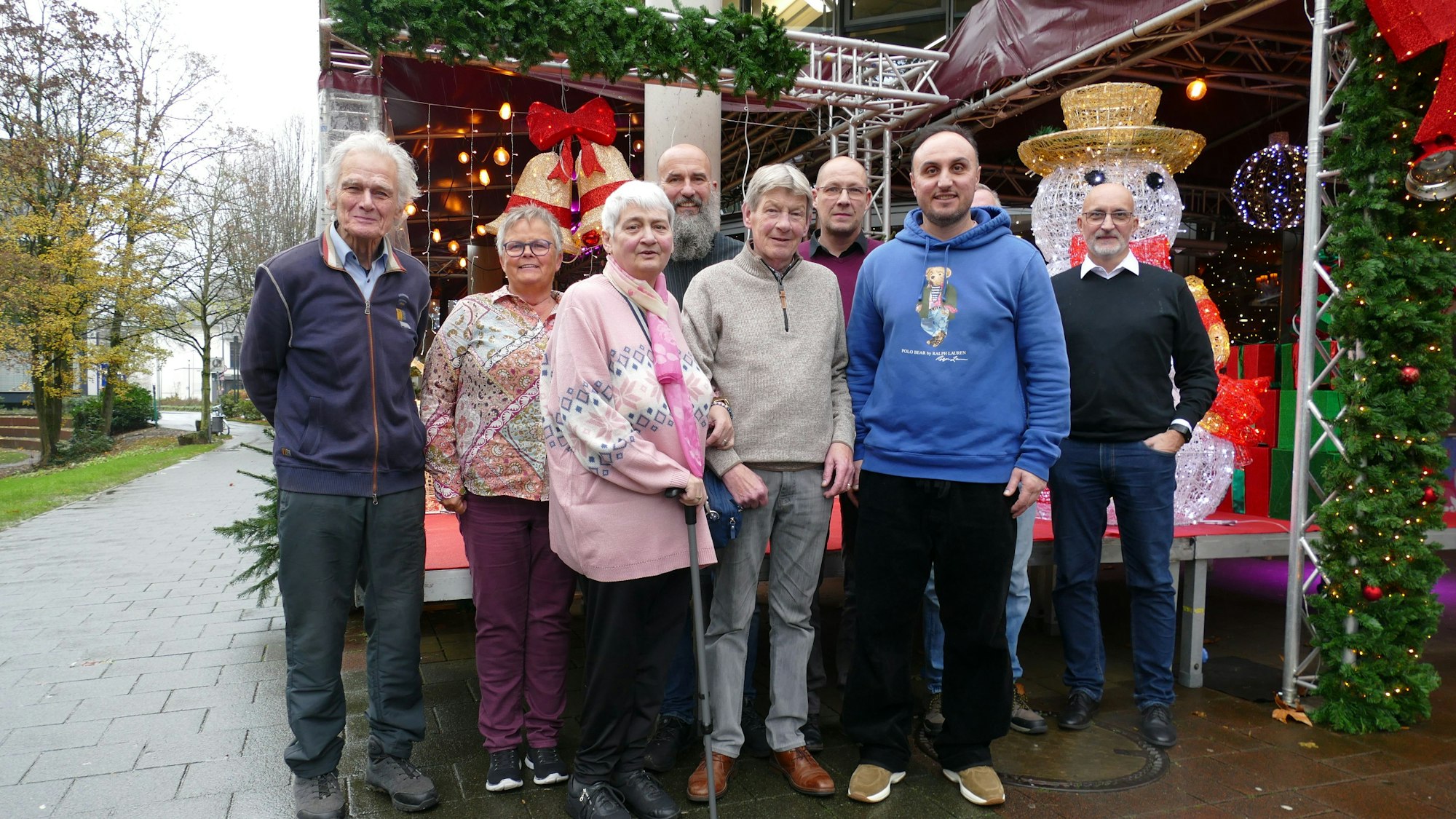 Die RZZ ehrte vier Zustellerinnen und Zusteller persönlich: Wilhelm Heller (1.v.l.) aus Neunkirchen, Heidelore Roloff-Vleer (3.v.l.) aus Oberlar, Hans Süß (4.v.l.) aus Braschoß und Jorde Mileski (5.v.l.) aus Sieglar.