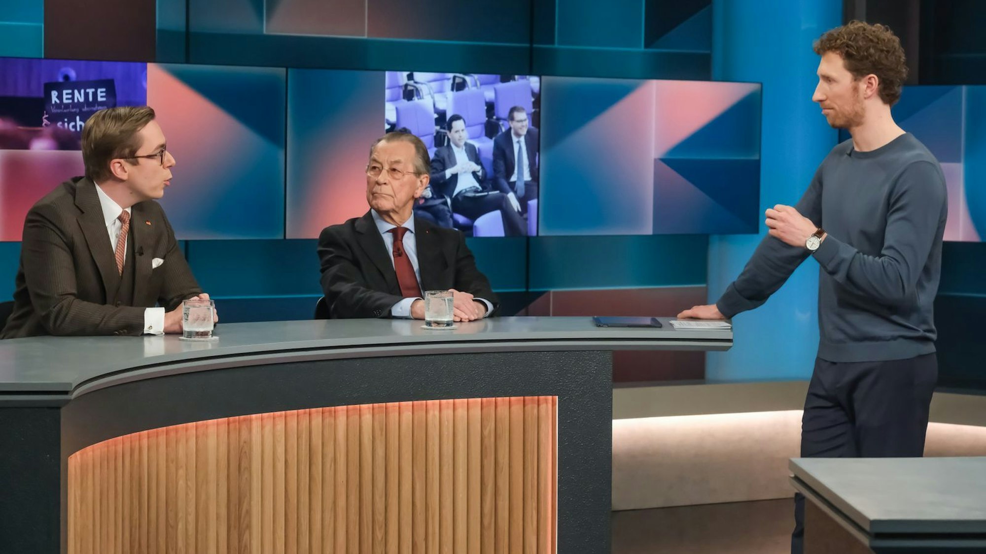 Den „Rentenrebellen“ ginge es nicht darum, die Regierung in schweres Fahrwasser zu bringen, betonte Philipp Amthor, sie wollten ein generationengerechtes Rentensystem.
(Bild: WDR/ Oliver Ziebe )