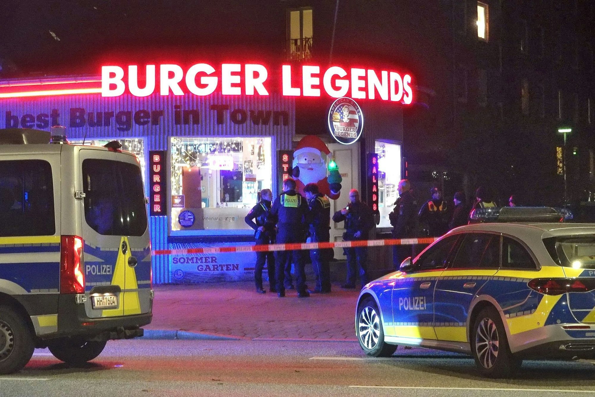Am Abend fallen in einem Burgerladen in Hamburg-Eimsbüttel Schüsse und ein Mann wird verletzt.