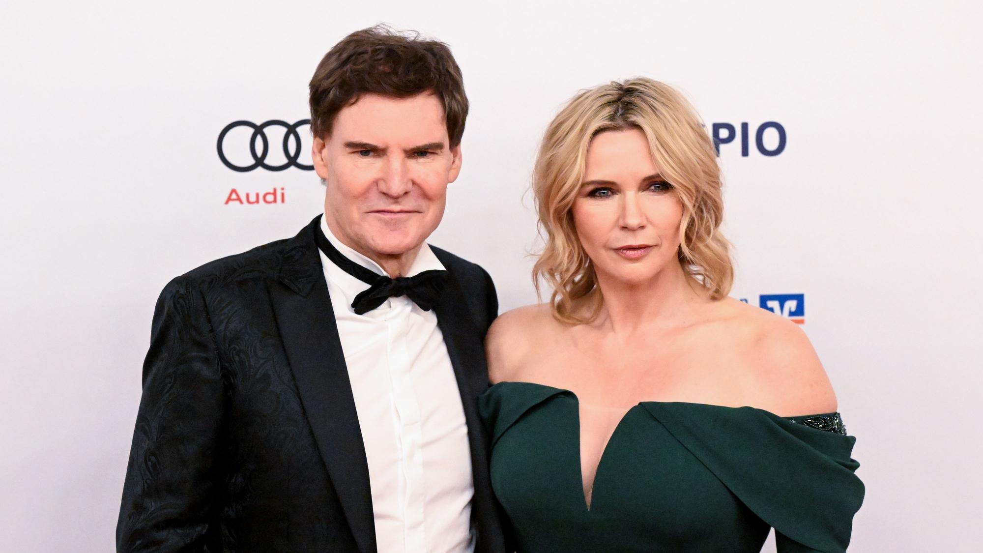 Carsten Maschmeyer und Veronica Ferres kommen über den Roten Teppich.