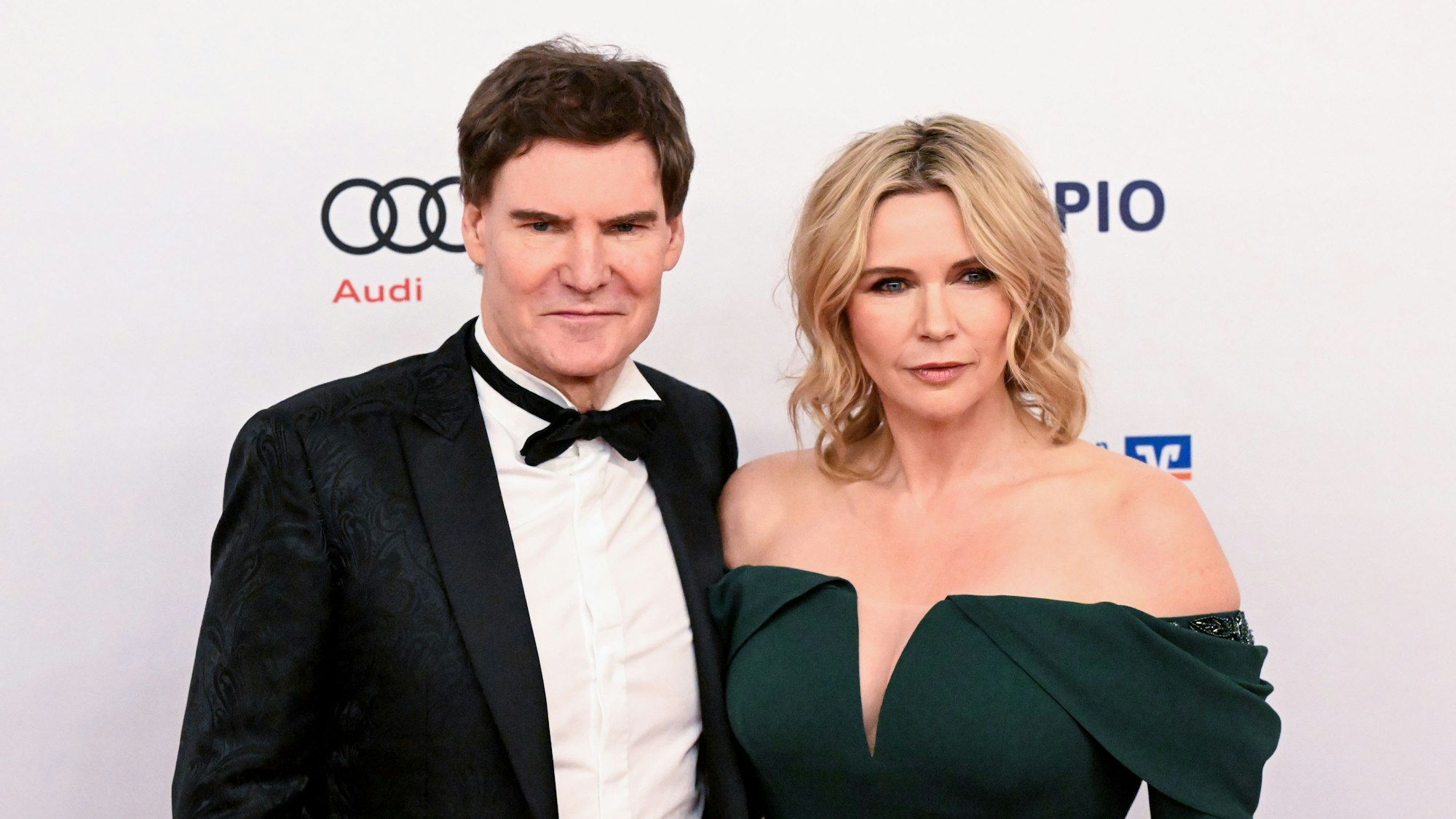 Carsten Maschmeyer und Veronica Ferres kommen über den Roten Teppich.