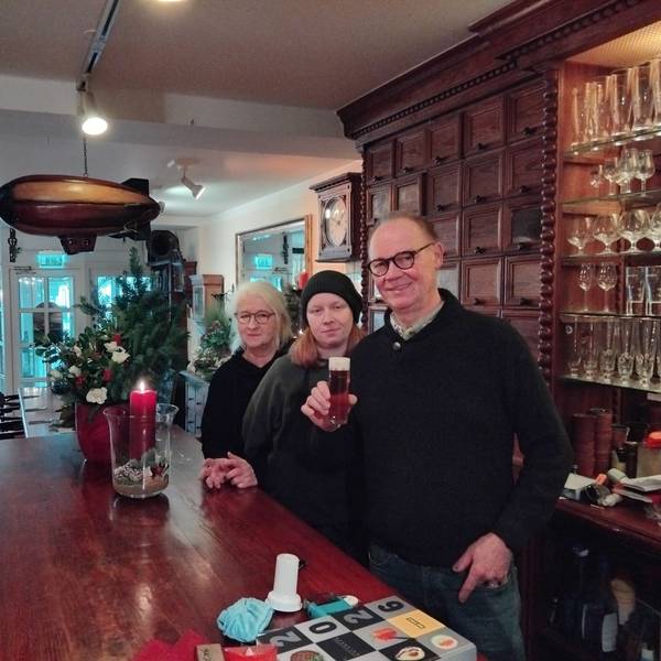 Zahlreiche Schubladen befinden sich nicht nur hinter der Theke, die Wirtsleute Susi und Stefan Höller (mit Tochter Lena, Mitte) haben nach ihnen das Lokal benannt.