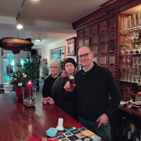 Zahlreiche Schubladen befinden sich nicht nur hinter der Theke, die Wirtsleute Susi und Stefan Höller (mit Tochter Lena, Mitte) haben nach ihnen das Lokal benannt.