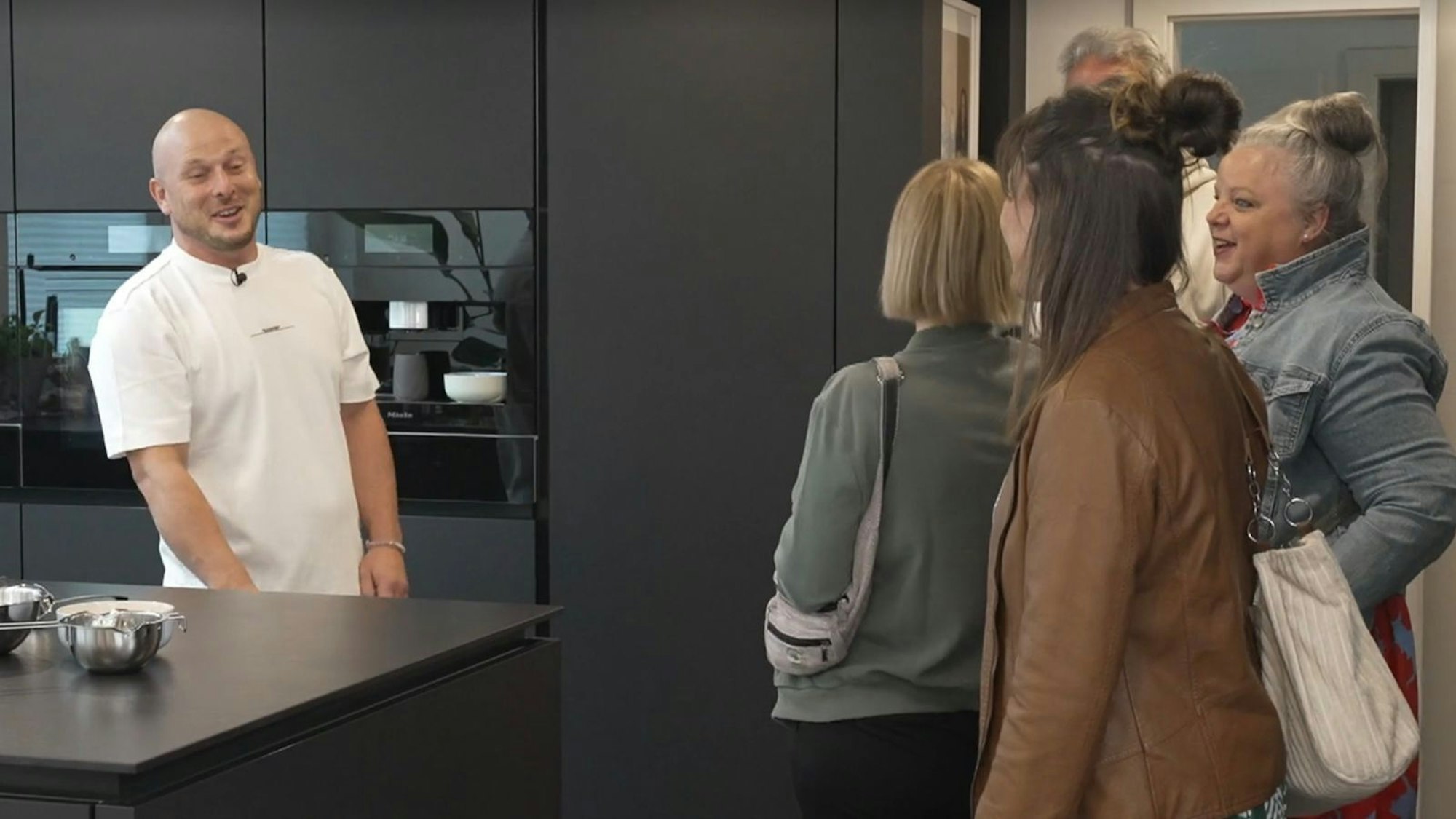 Black Beauty: Julians Gäste sind von seiner Profi-Küche begeistert. (Bild: RTL)