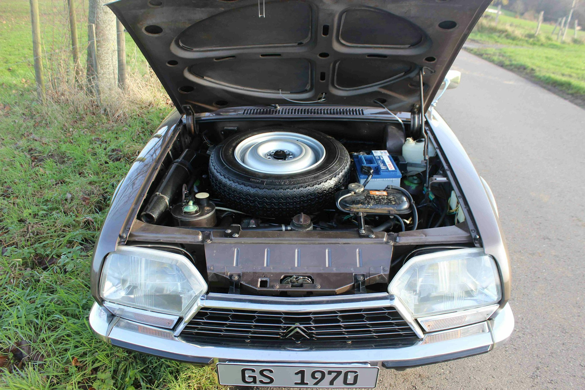 Geöffnete Motorhaube des Citroën GS Birotor mit Reserverad