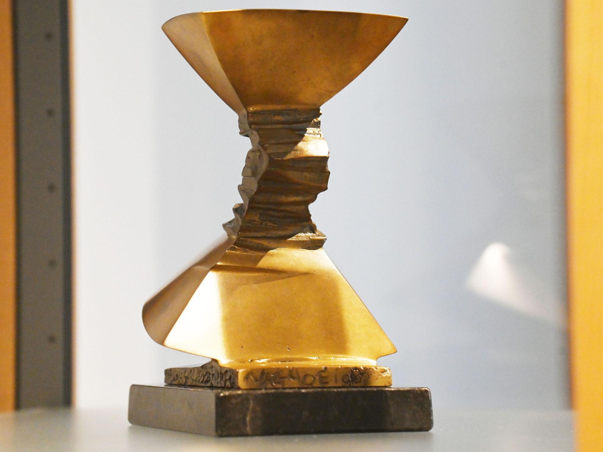 Die Bronzeskulptur „Rite of Adornment“ (Ritus der Verzierung) des japanischen Künstlers Masayuki Nagare im Museum für Ostasiatische Kunst Köln