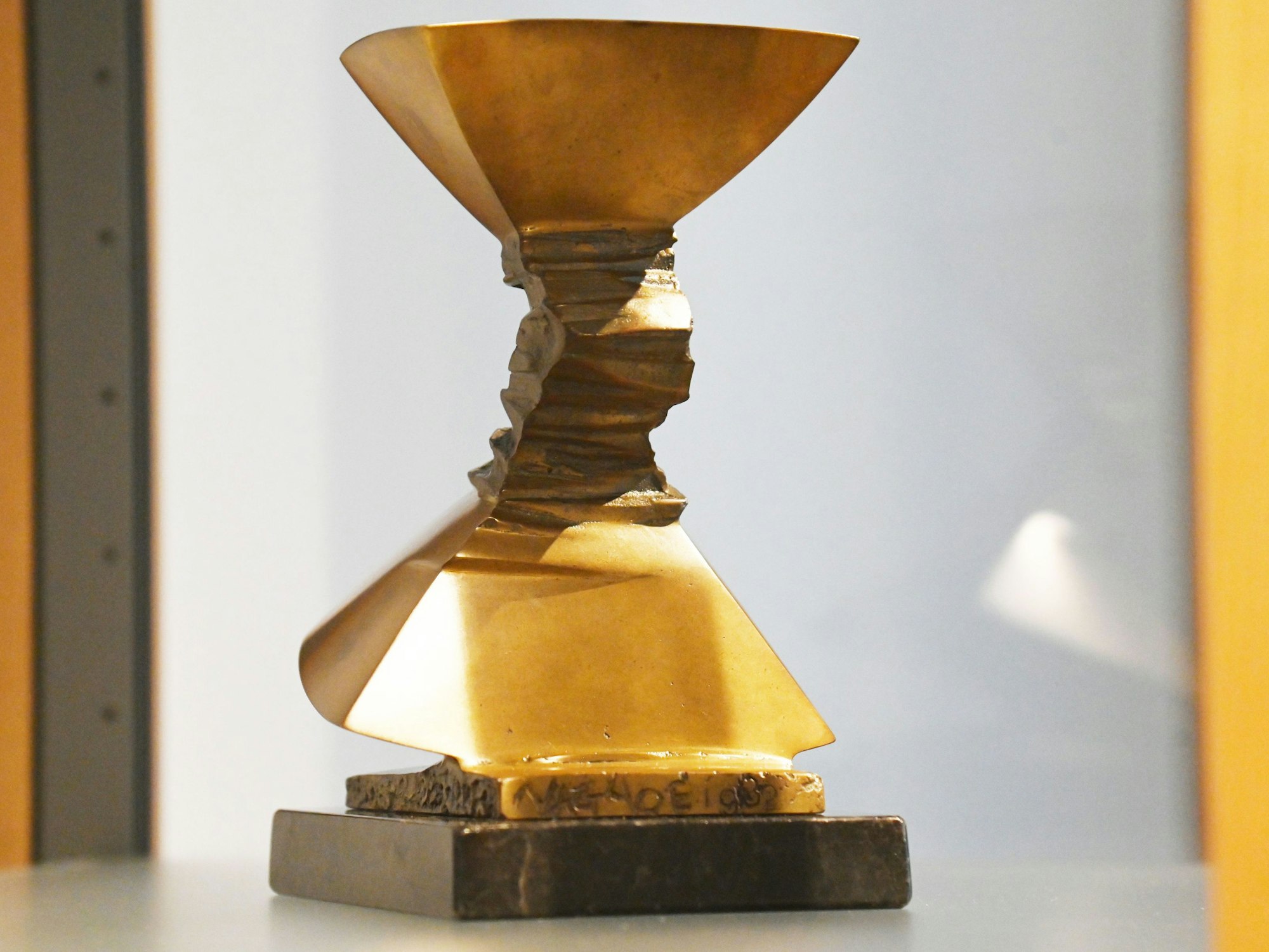 Die Bronzeskulptur „Rite of Adornment“ (Ritus der Verzierung) des japanischen Künstlers Masayuki Nagare im Museum für Ostasiatische Kunst Köln