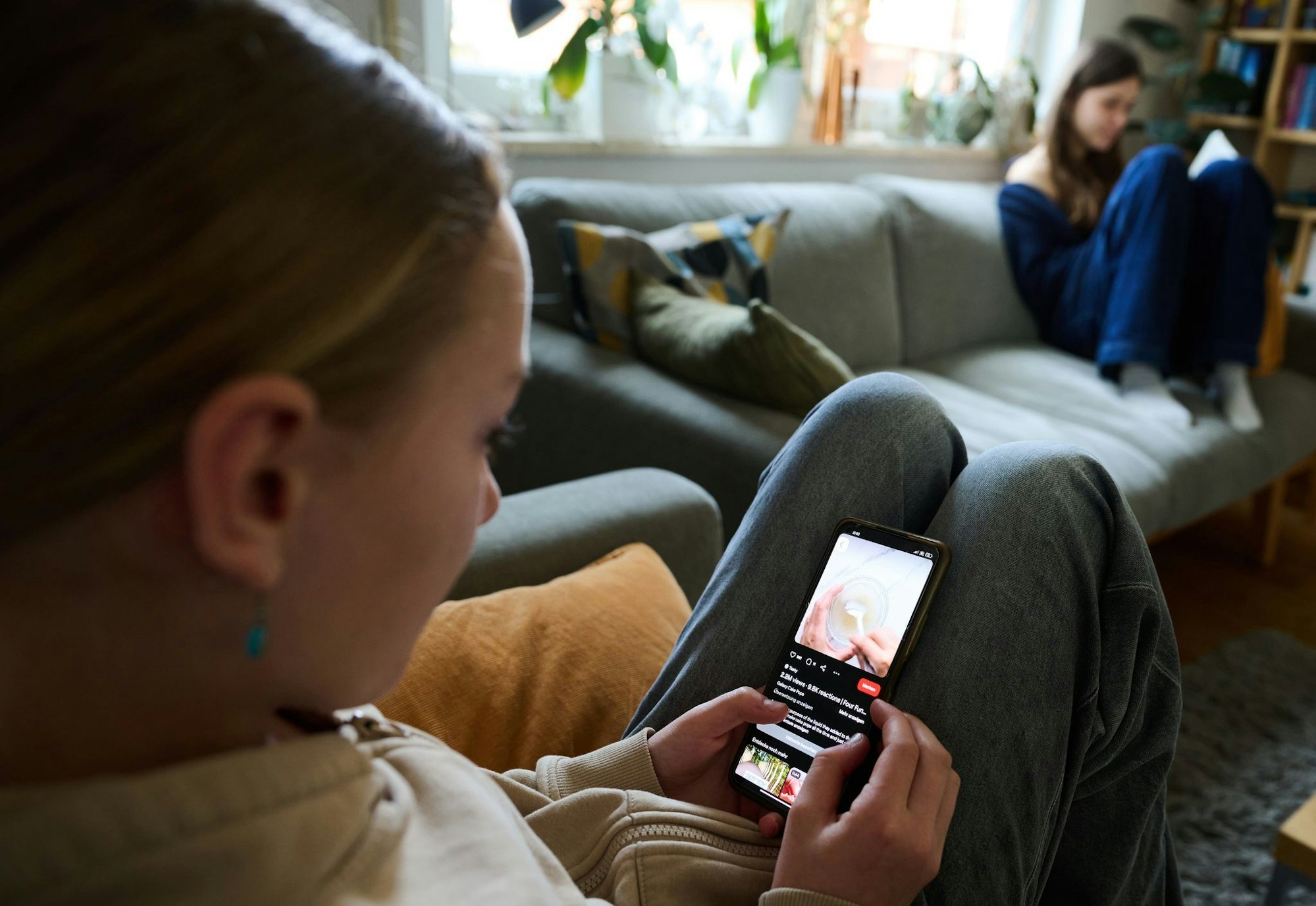 Einem an das Geblinker sozialer Medien gewöhnten Gehirn kann es schwerfallen, ausdauernd zu lesen. (Archivbild)