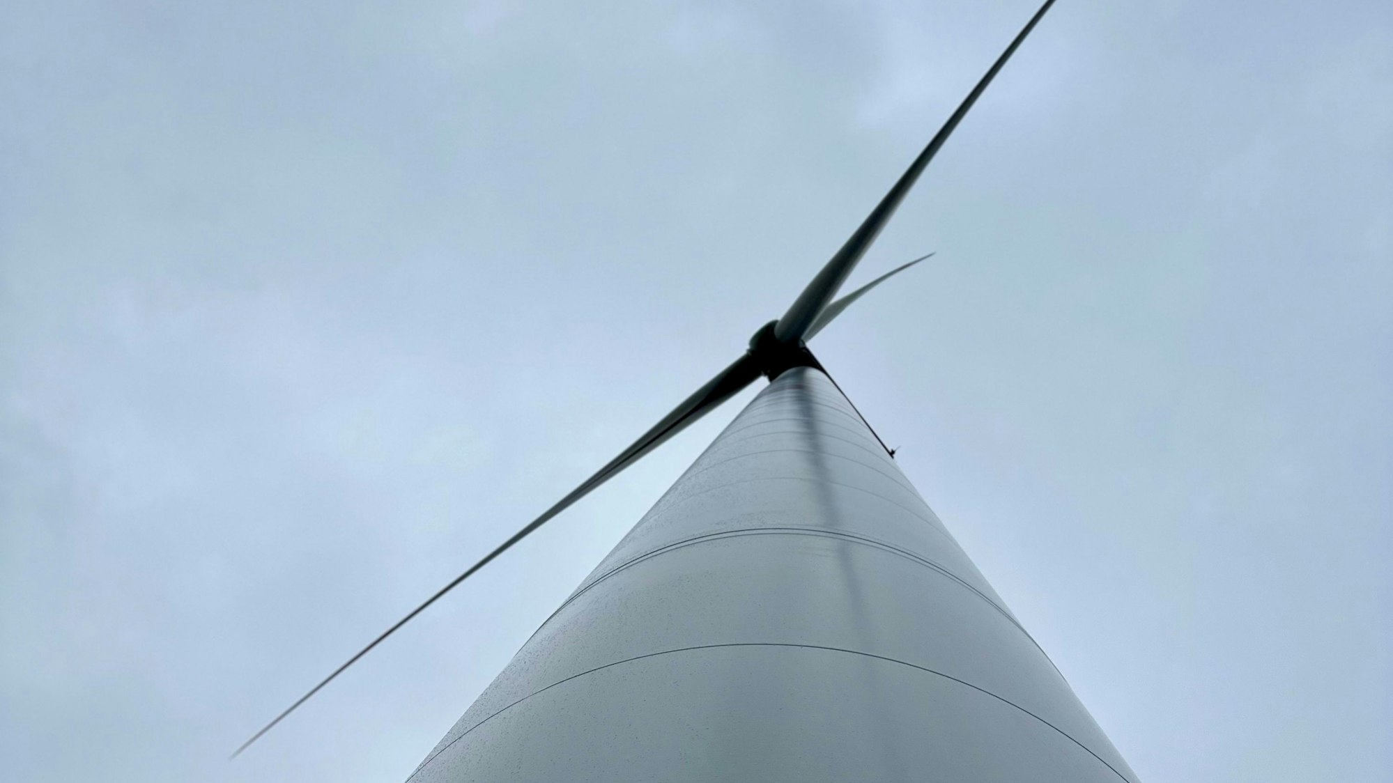 Das Bild zeigt ein Windrad.