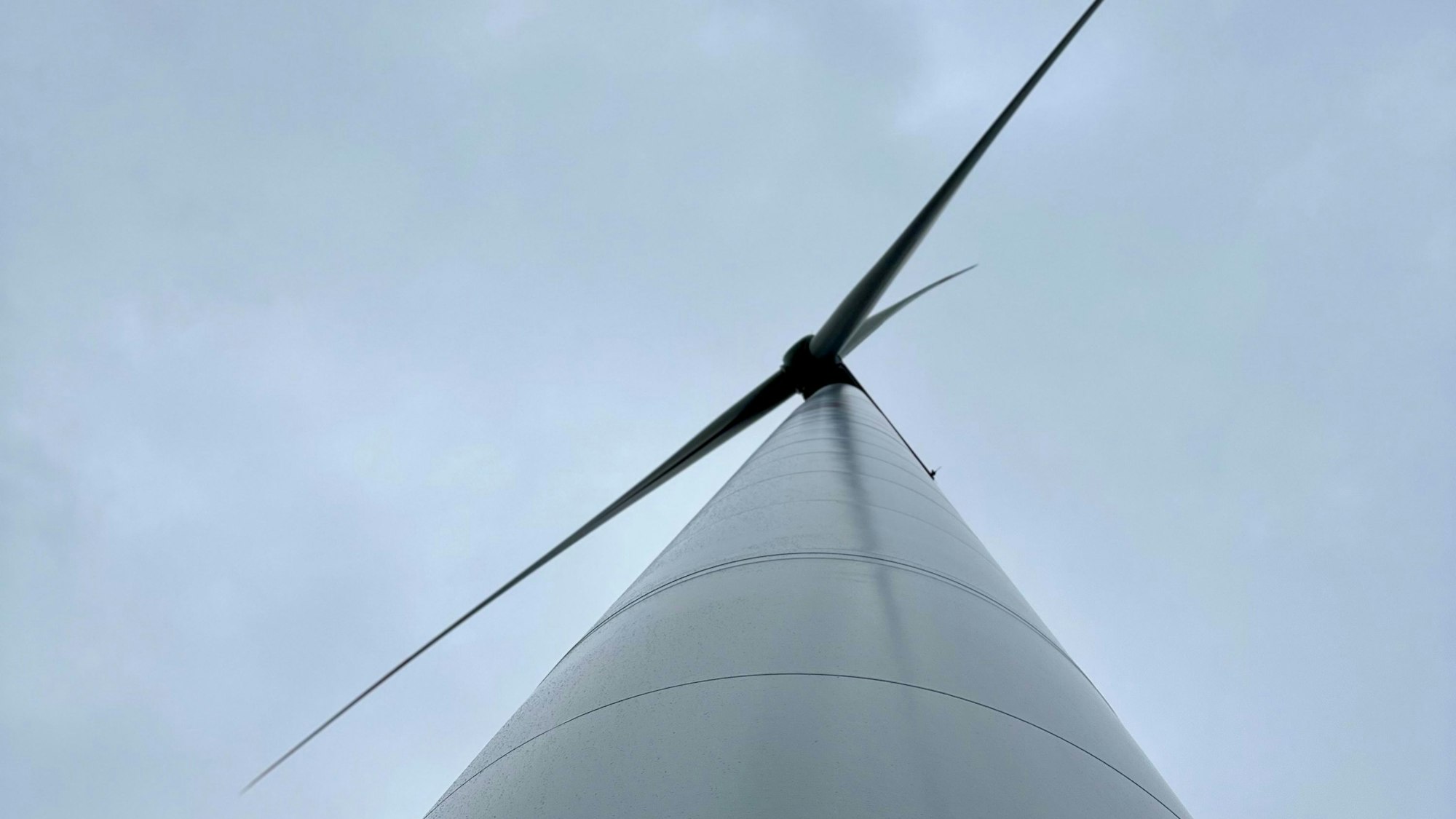 Das Bild zeigt ein Windrad.