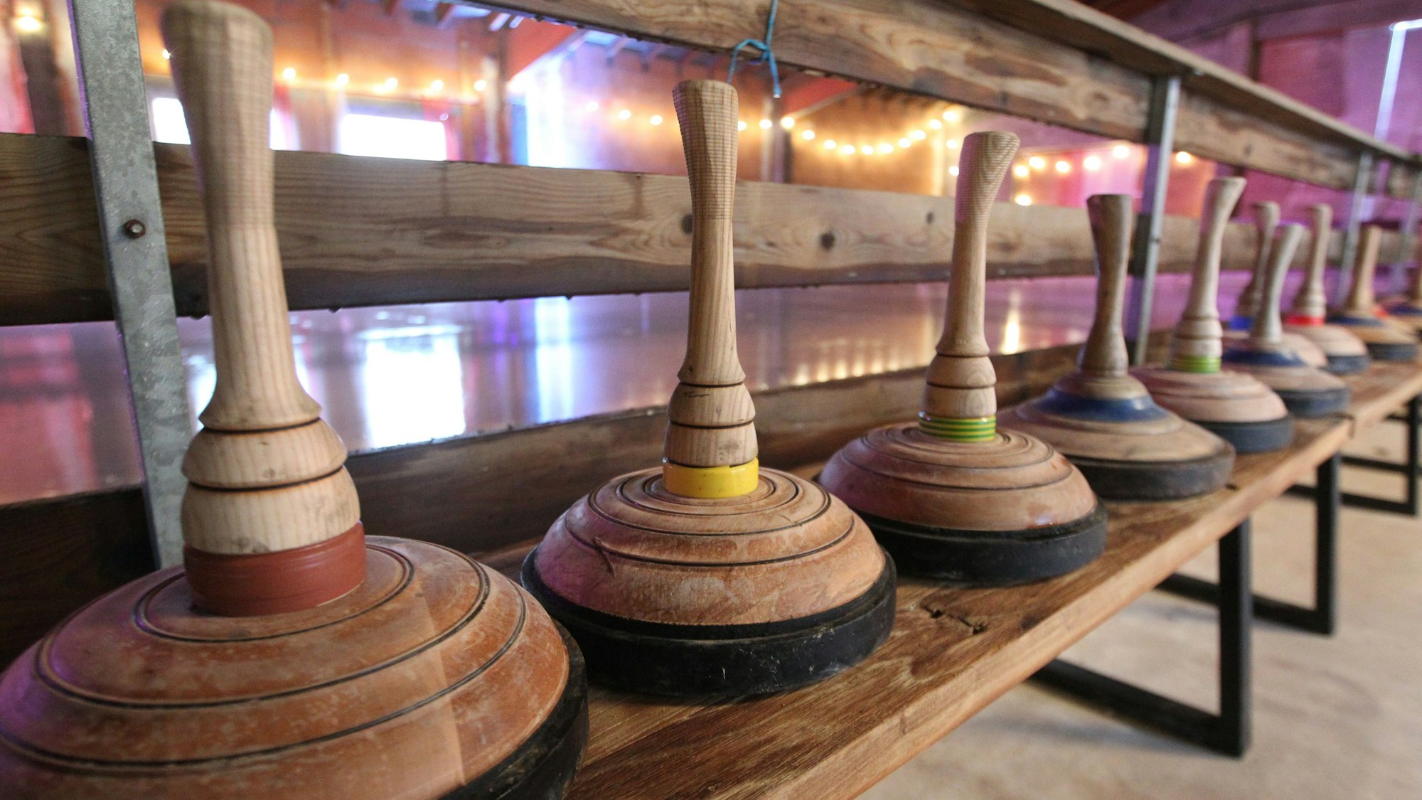 Auf dem Krewelshof in Lohmar finden auf der Eisbahn in der hinteren Scheune regelmäßig Firmenevents statt. So auch im Dezember zahlreiche Weihnachtsfeiern.
Vom Schlittschuhlaufen über Eisstockschießen bis zum gemütlichen Beisammensein ist alles möglich.