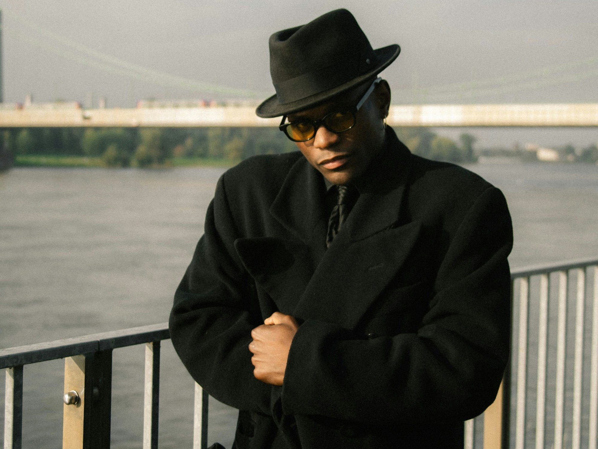 das Bild zeigt den Kölner Künstler Don L. Gaspár am Rheinufer. Foto: Binh Minh Dao