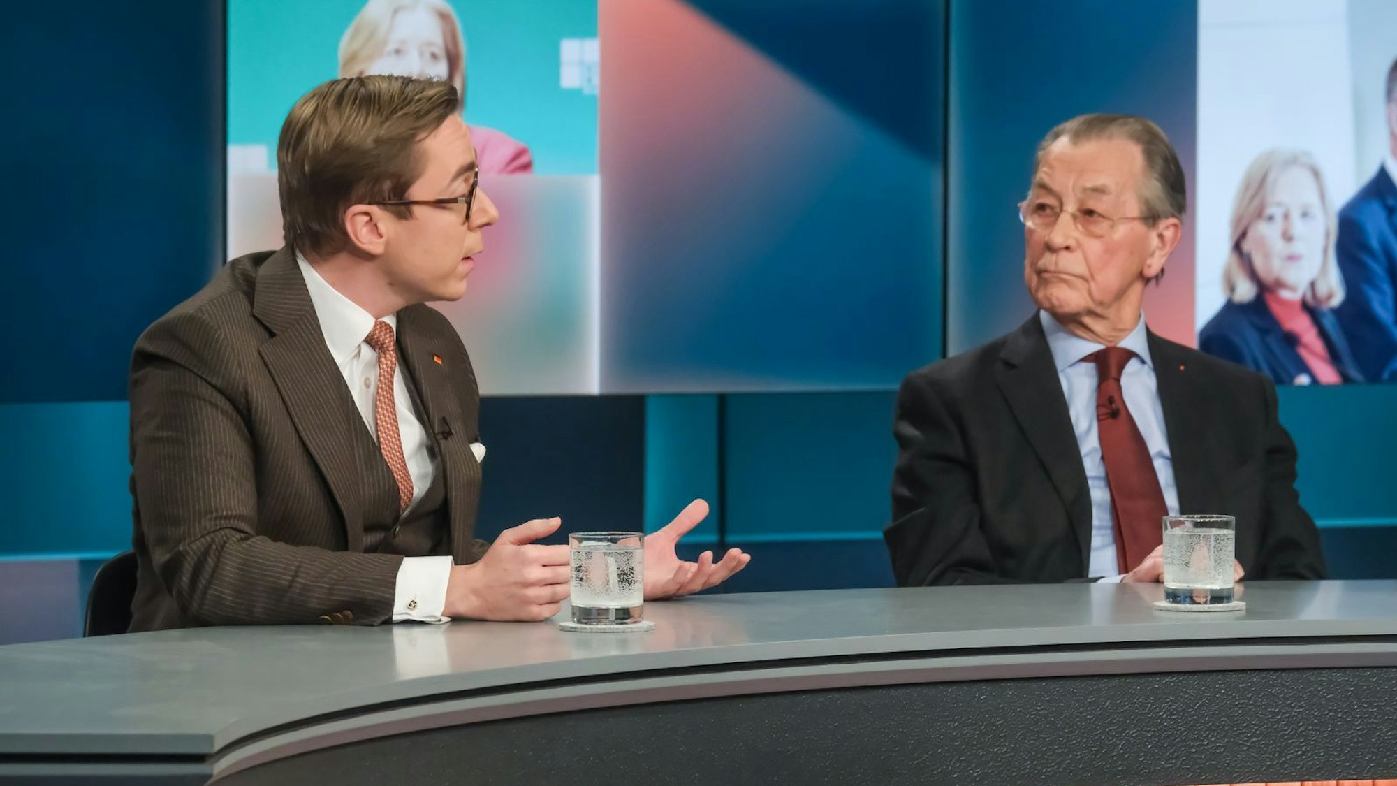 Philipp Amthor (links) und Franz Müntefering diskutierten bei „Hart aber fair“ über die Rentenreformpläne der Koalition.
(Bild: WDR/ Oliver Ziebe )