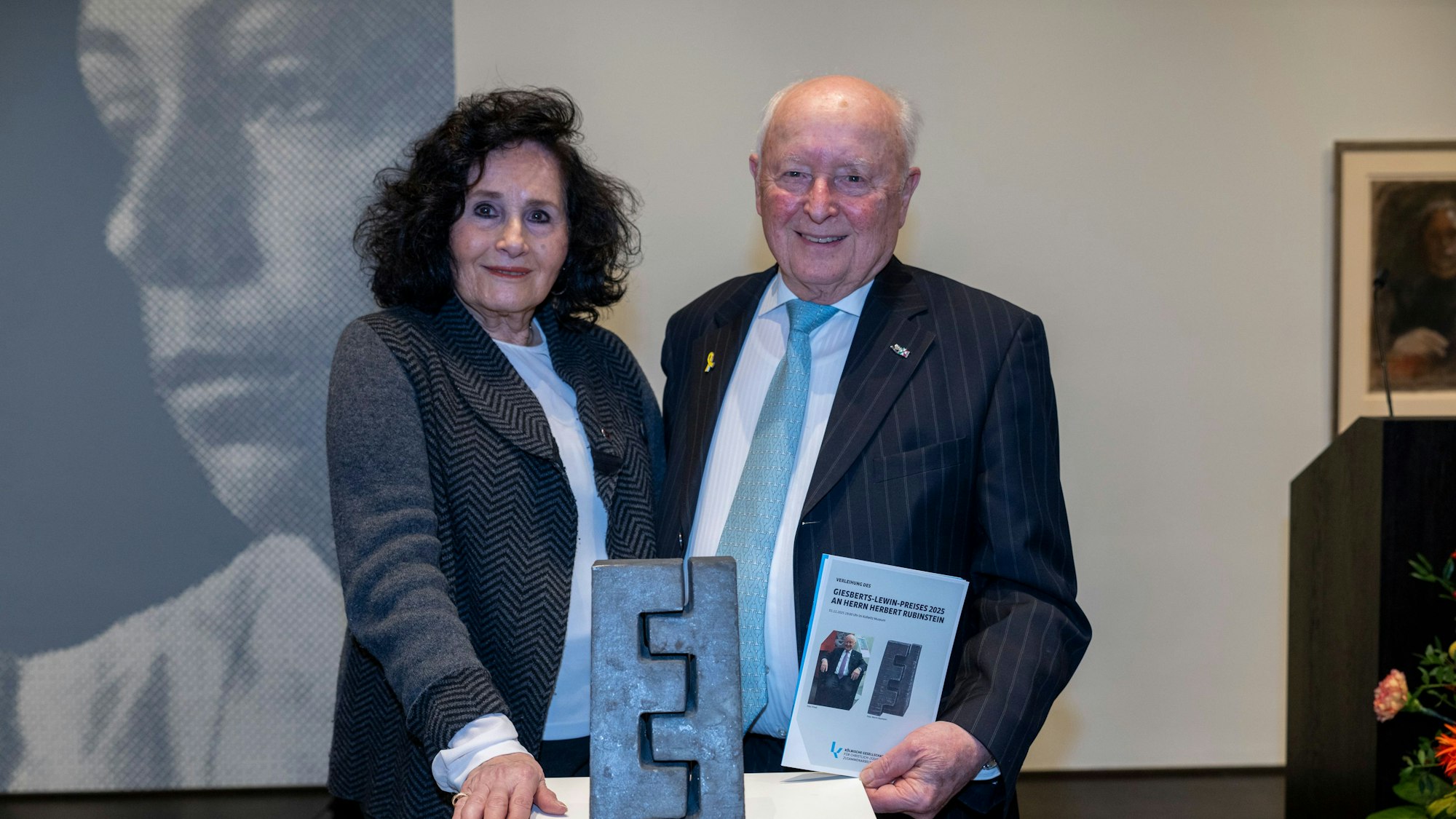 Herbert Rubinstein und seine Gattin mit dem Giesberts-Lewin-Preis.