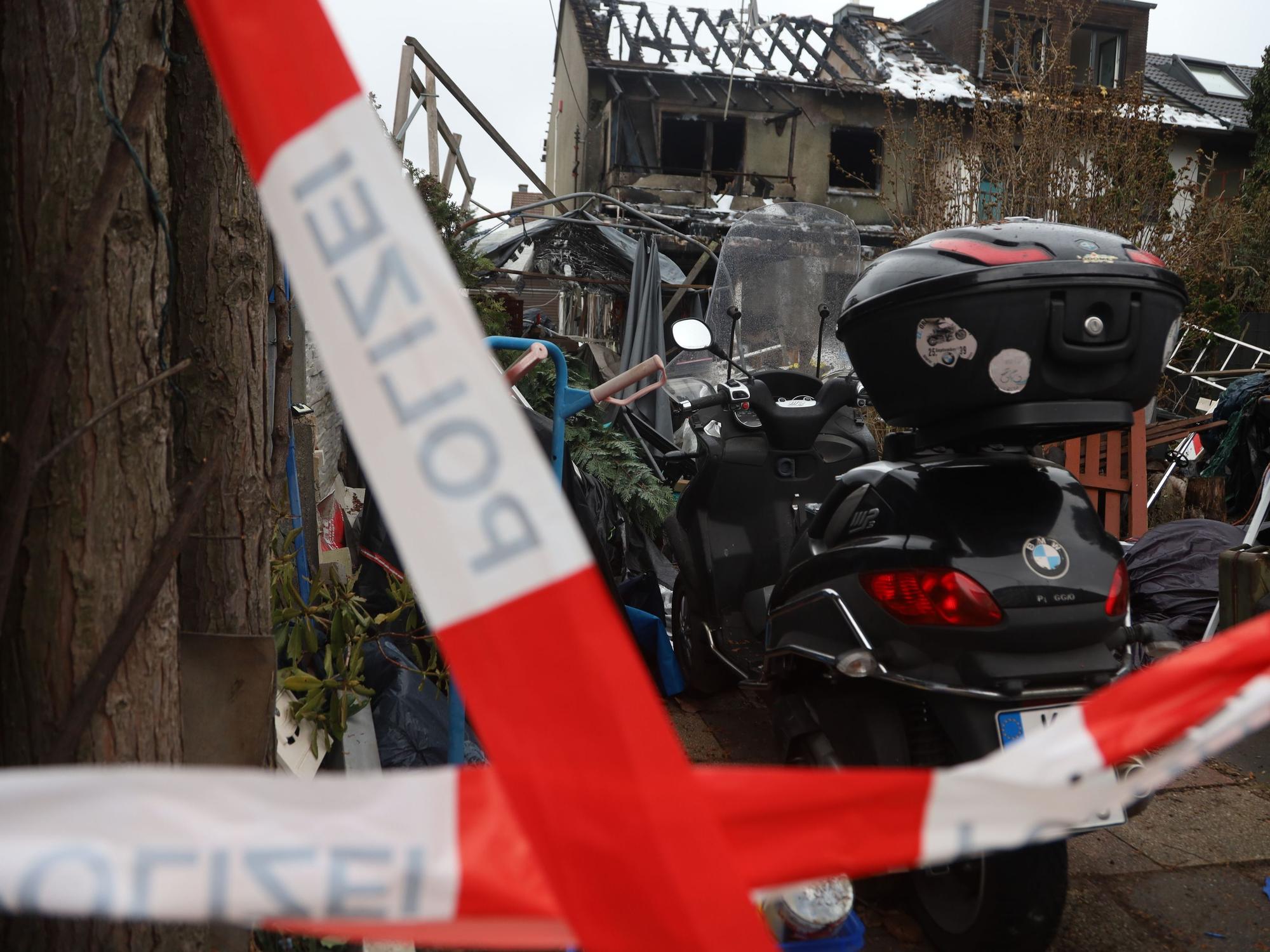 In Köln-Weiß hat ein Feuer am Dienstagabend (25.11.) zwei Häuser schwer beschädigt.