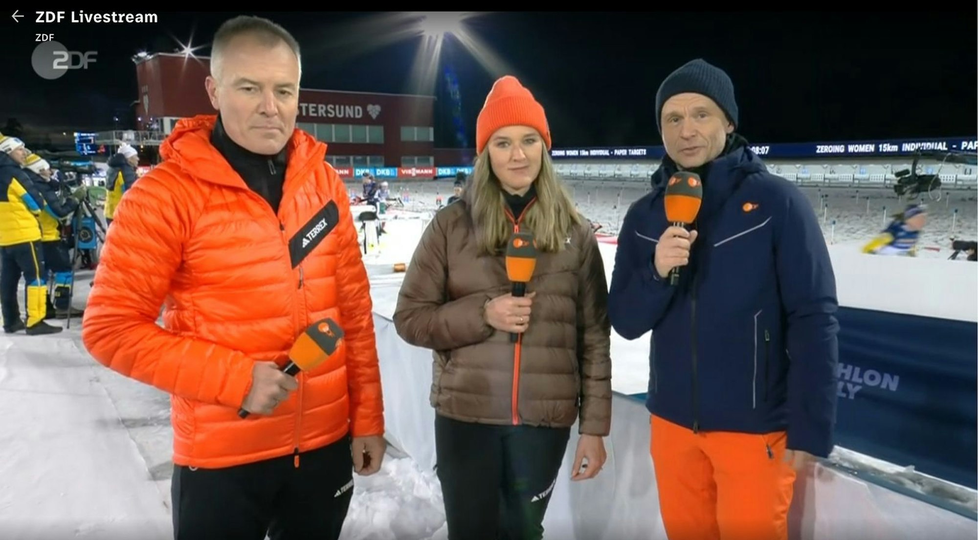 In Gedanken bei Laura: Sven Fischer, Denise Herrmann-Wick und Alexander Ruda gedachten zu Beginn der ersten ZDF-Übertragung dieses Biathlon-Winters ihrer ehemaligen Kollegin und Freundin Laura Dahlmeier. (Bild: ZDF)