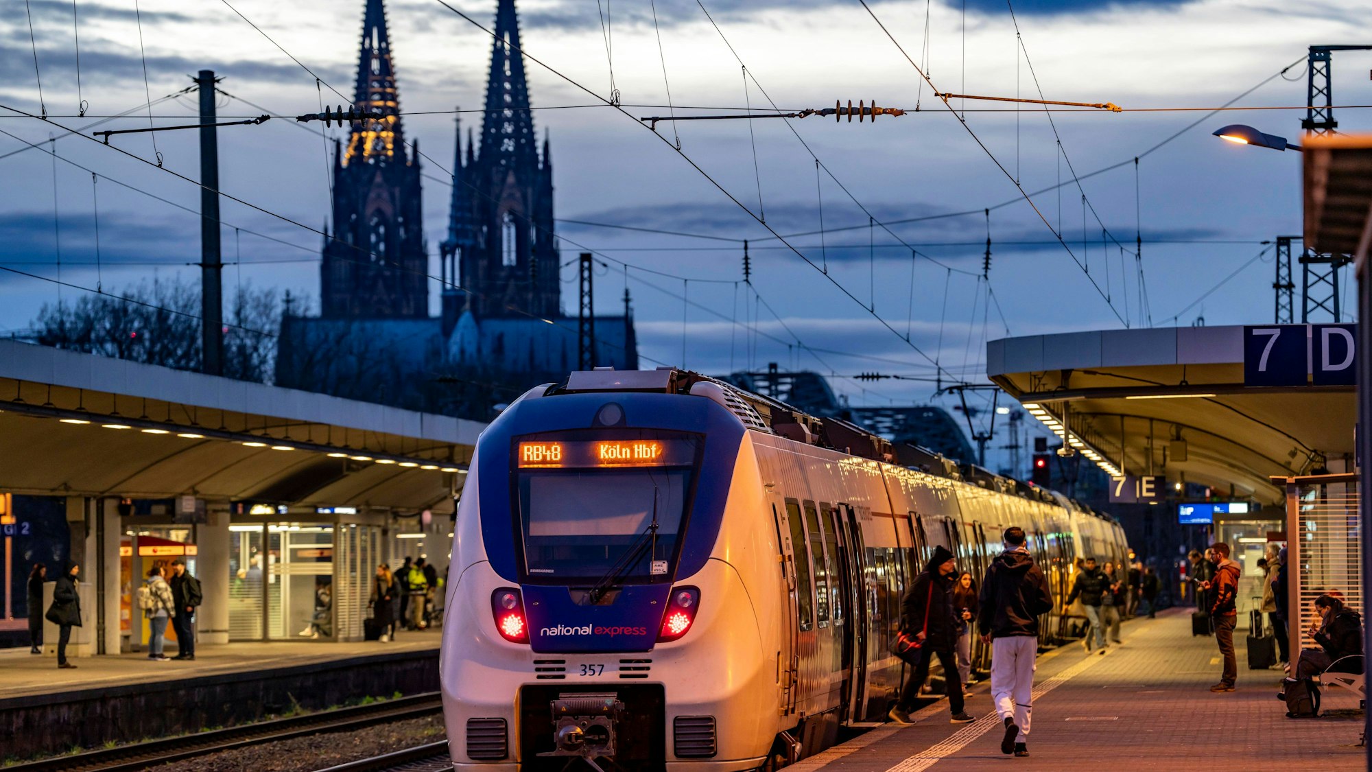 Das Bild zeigt einen Zug des Betreibers National Express im Kölner Hauptbahnhof. IMAGO/Jochen Tack