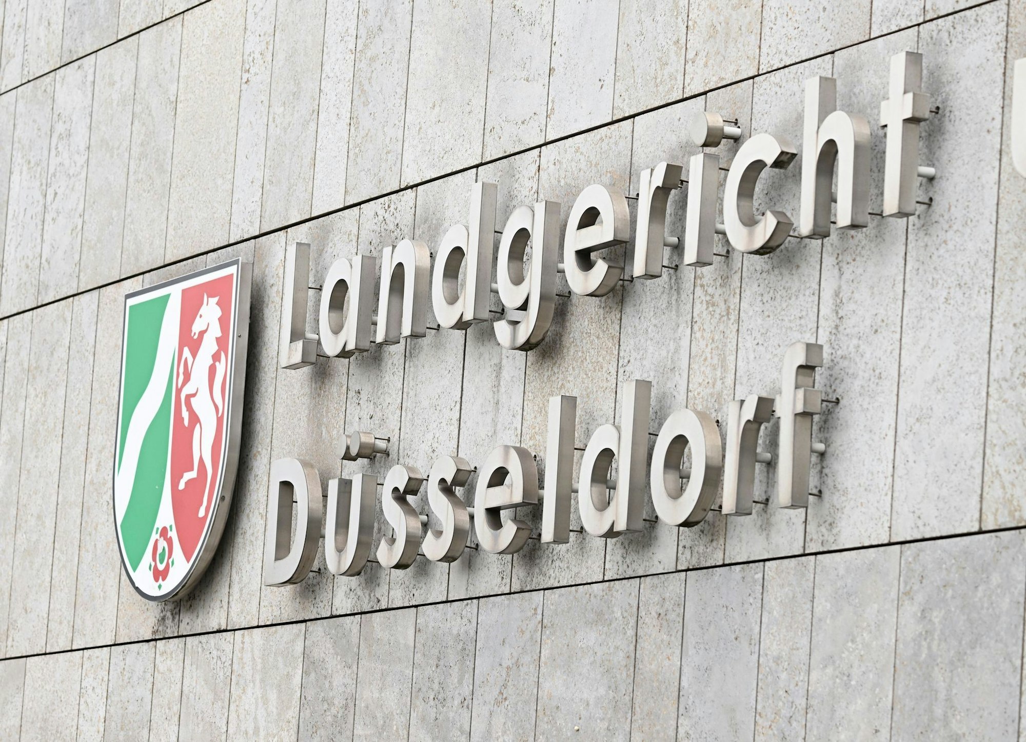 Eine Schülerin, die sich frisch von ihrem Freund getrennt hat, überlebt in seinem Auto schwer verletzt eine Horror-Fahrt. Der Fall wird jetzt vor dem Düsseldorfer Landgericht aufgerollt. (Symbolbild)