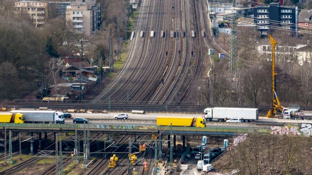 Die Bahngleise unter dem Autobahnkreuz Kaiserberg werden Anfang 2026 erneut für vier Wochen gesperrt. (Archivbild)