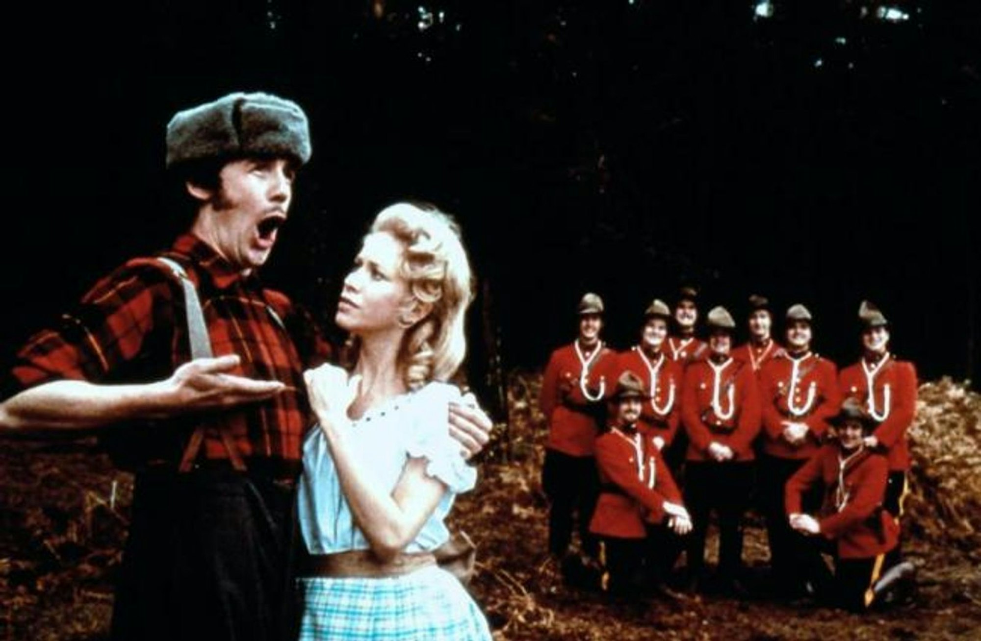 Connie Booth war in zahlreichen Monty-Python-Sketchen zu sehen, etwa im „Lumberjack Song“ mit Michael Palin (links), der seinen Weg auch in den Film „Die wunderbare Welt der Schwerkraft“ (1971) fand. (Bild: Columbia TriStar)