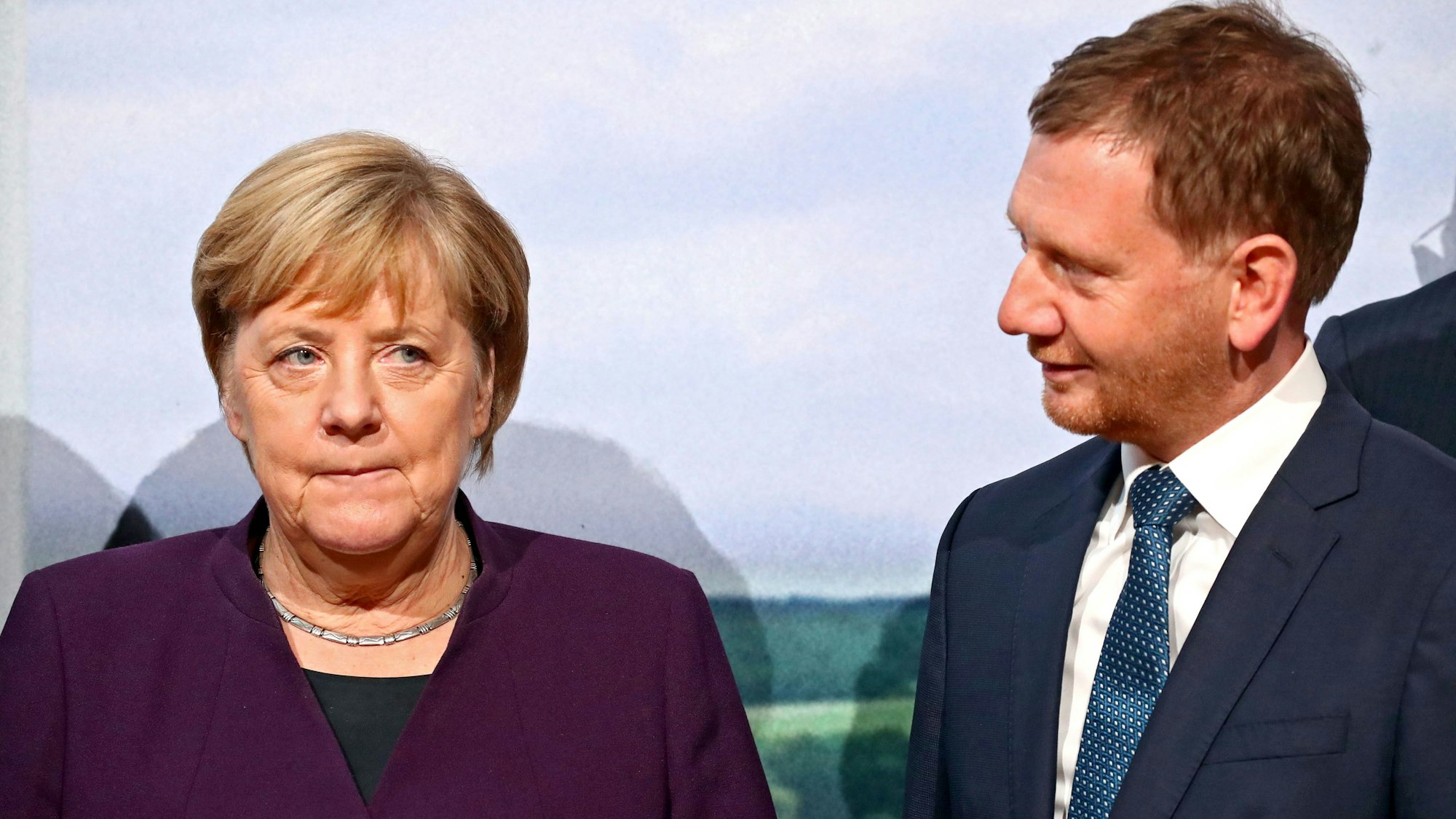 Angela Merkel und ihr Parteikollege Michael Kretschmer stehen nebeneinander.
