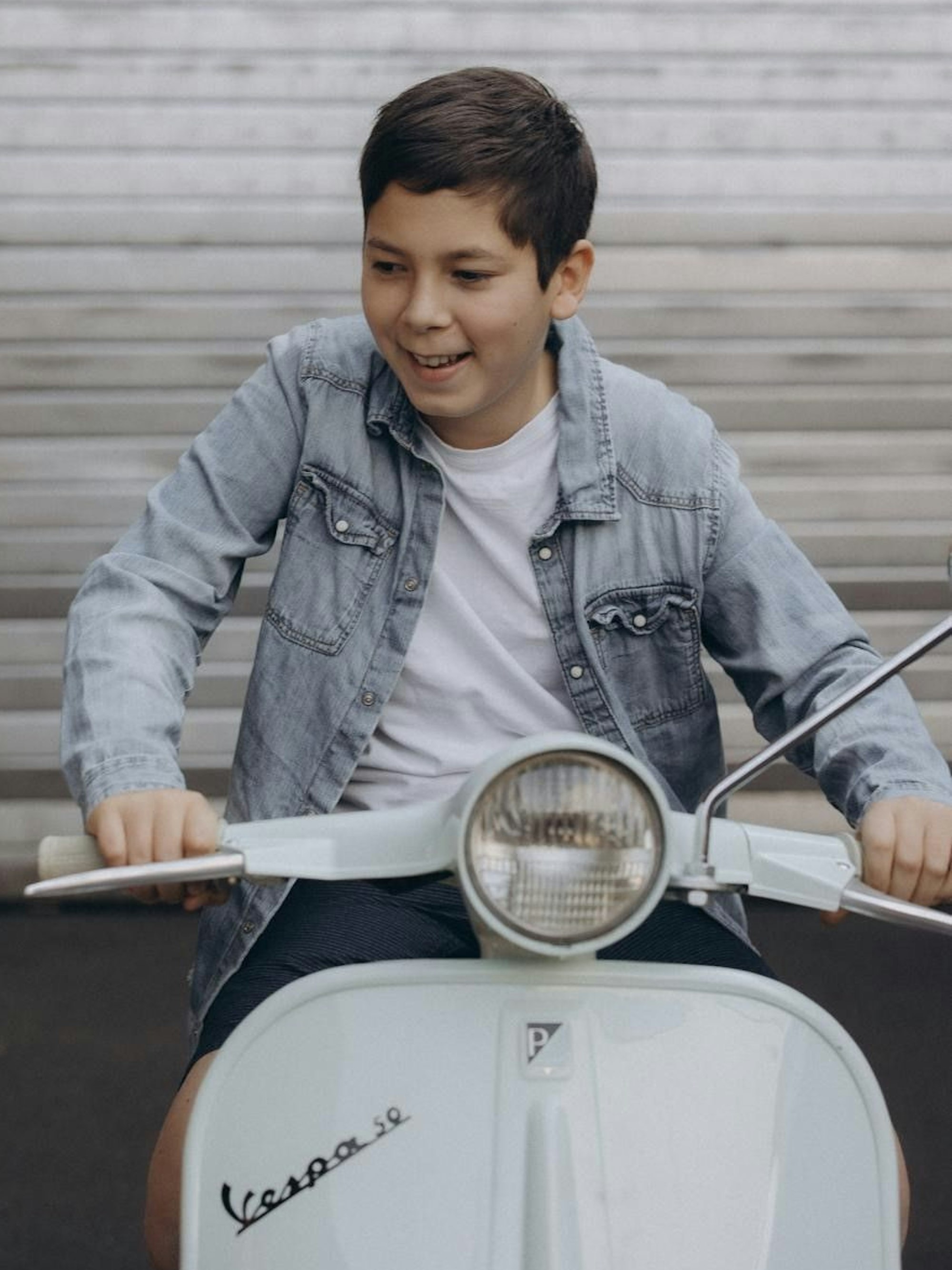 Das Bild zeigt Rani auf einem Motorroller.