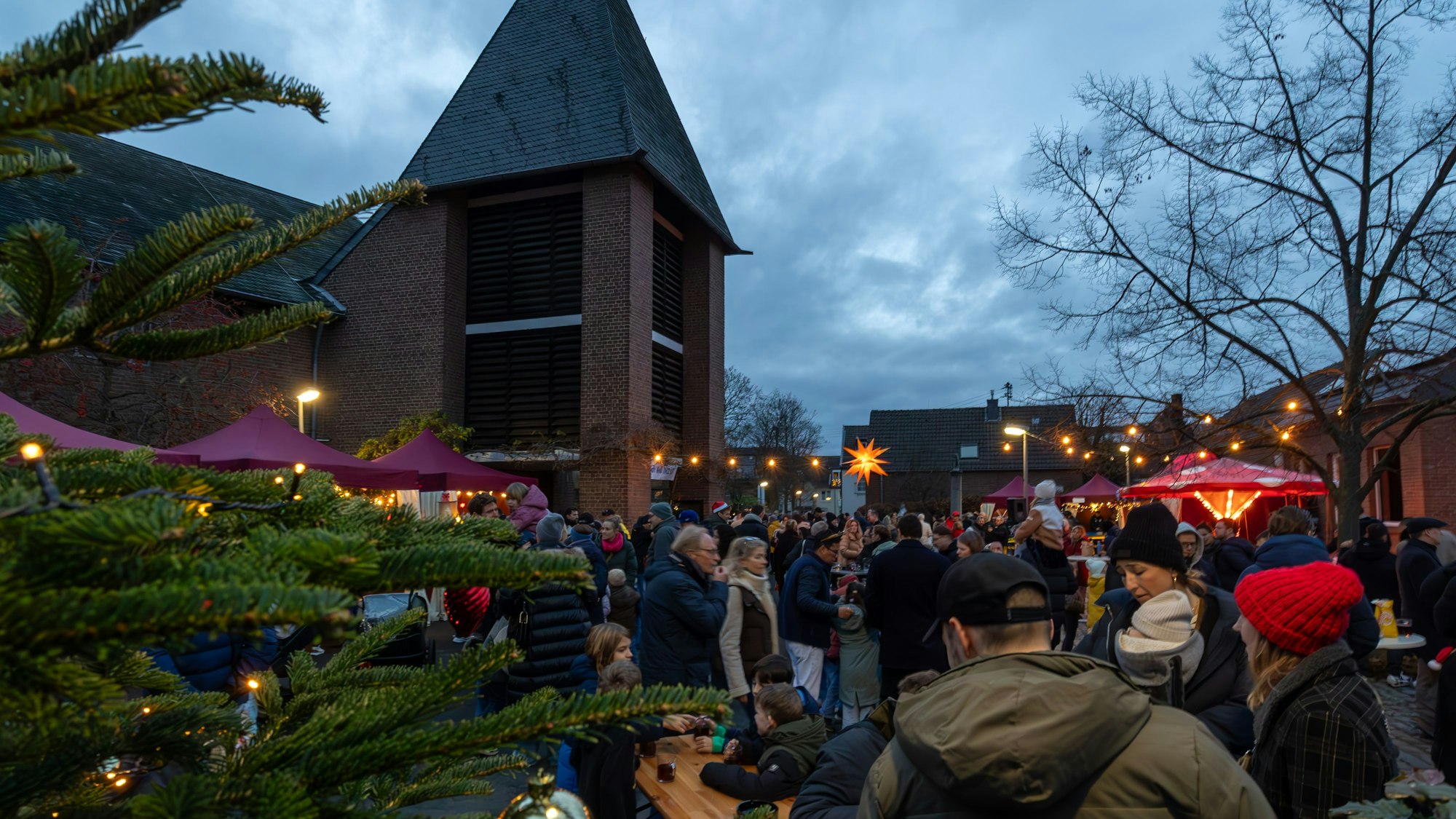 Der „Weißer Adventsmarkt“ 2025 auf dem Kirchplatz der Kirche St. Georg in Weiß ist ein kleiner Weihnachtsmarkt im Veedel.