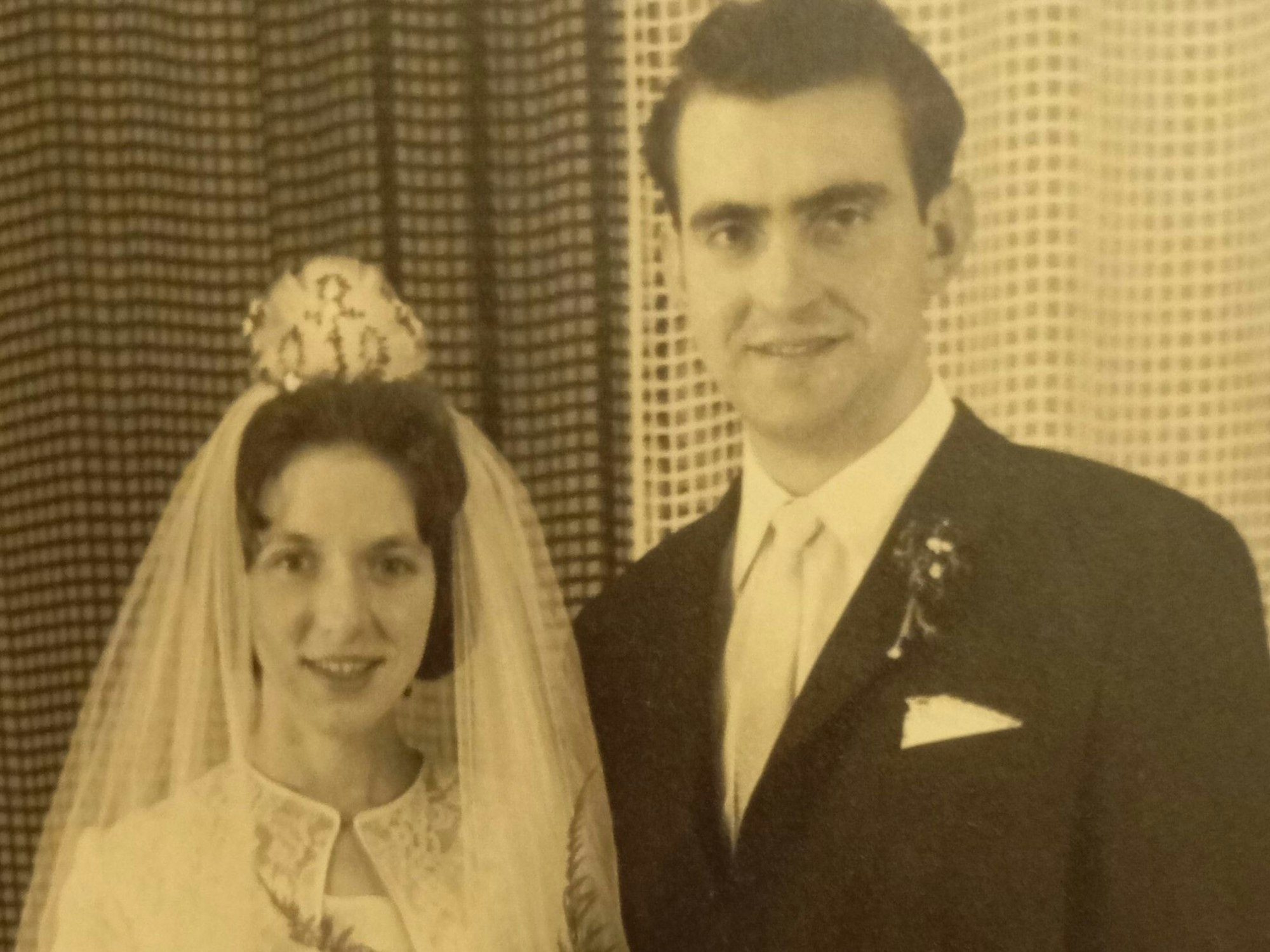 Das Paar nach der kirchlichen Hochzeit. (Repro)