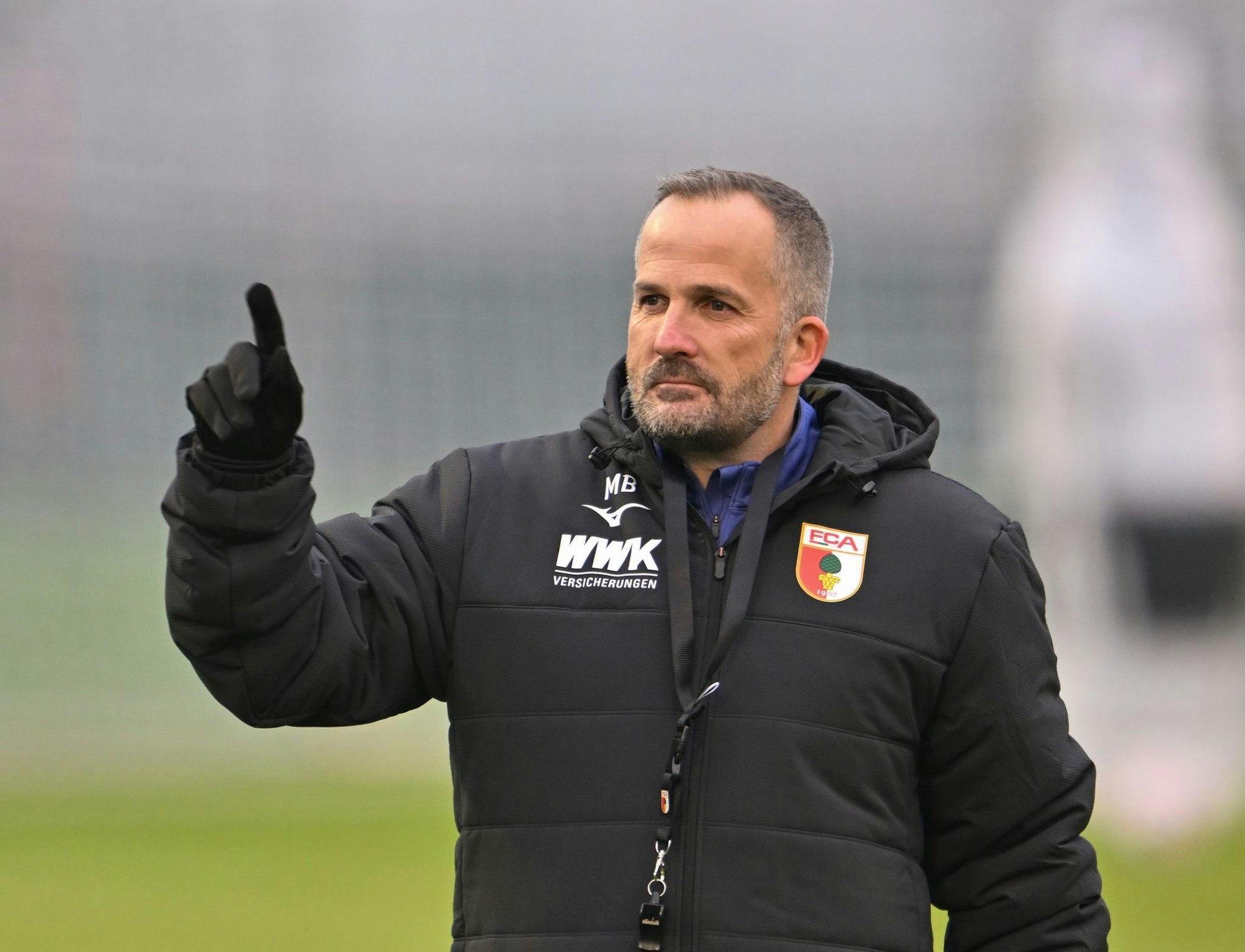 Manuel Baum leitet seine erste Trainingseinheit als Interimscoach in Augsburg.