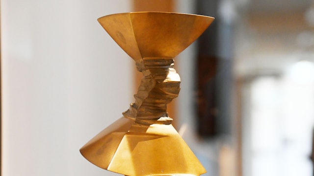 Die Bronzeskulptur Rite of Adornment (Ritus der Verzierung) des japanischen Künstlers Masayuki Nagare im Museum für Ostasiatische Kunst Köln