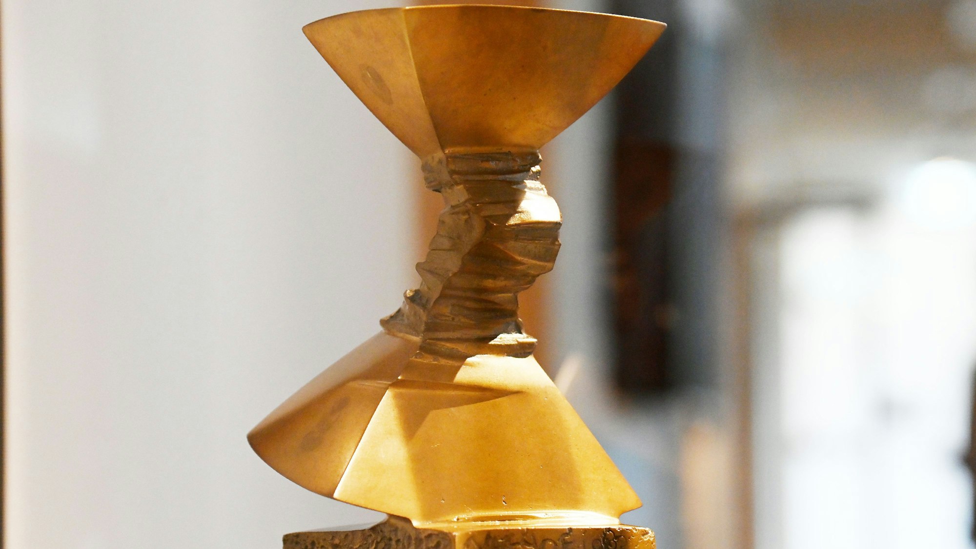 Die Bronzeskulptur Rite of Adornment (Ritus der Verzierung) des japanischen Künstlers Masayuki Nagare im Museum für Ostasiatische Kunst Köln