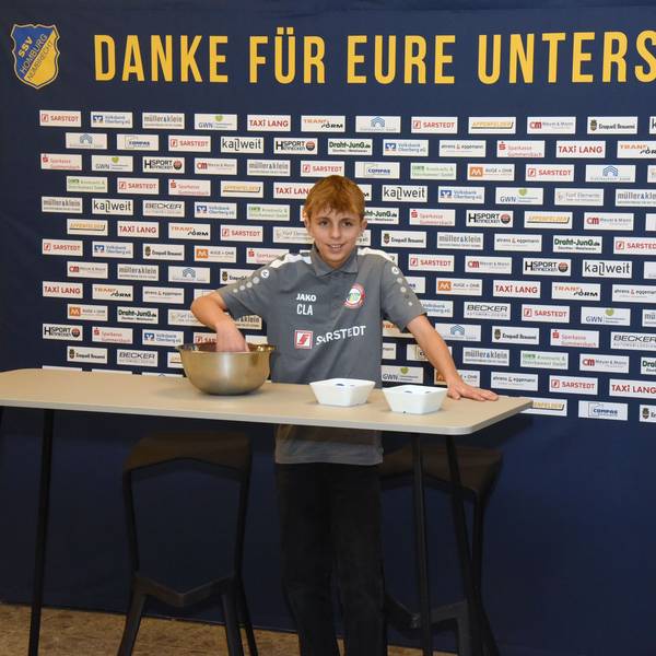 Auslosung: SSV-Jugendtrainer Carl-Louis Altwicker zieht die Gruppen für beide Turniere.