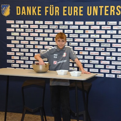 Auslosung: SSV-Jugendtrainer Carl-Louis Altwicker zieht die Gruppen für beide Turniere.