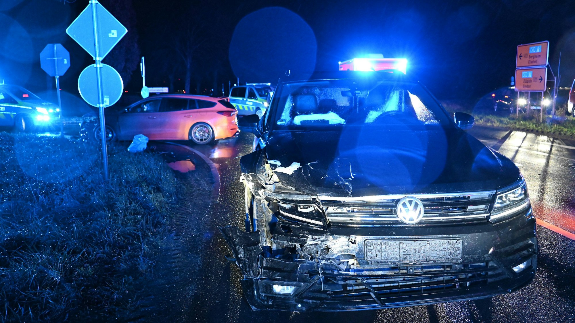 Das Bild zeigt zwei beschädigte Autos.