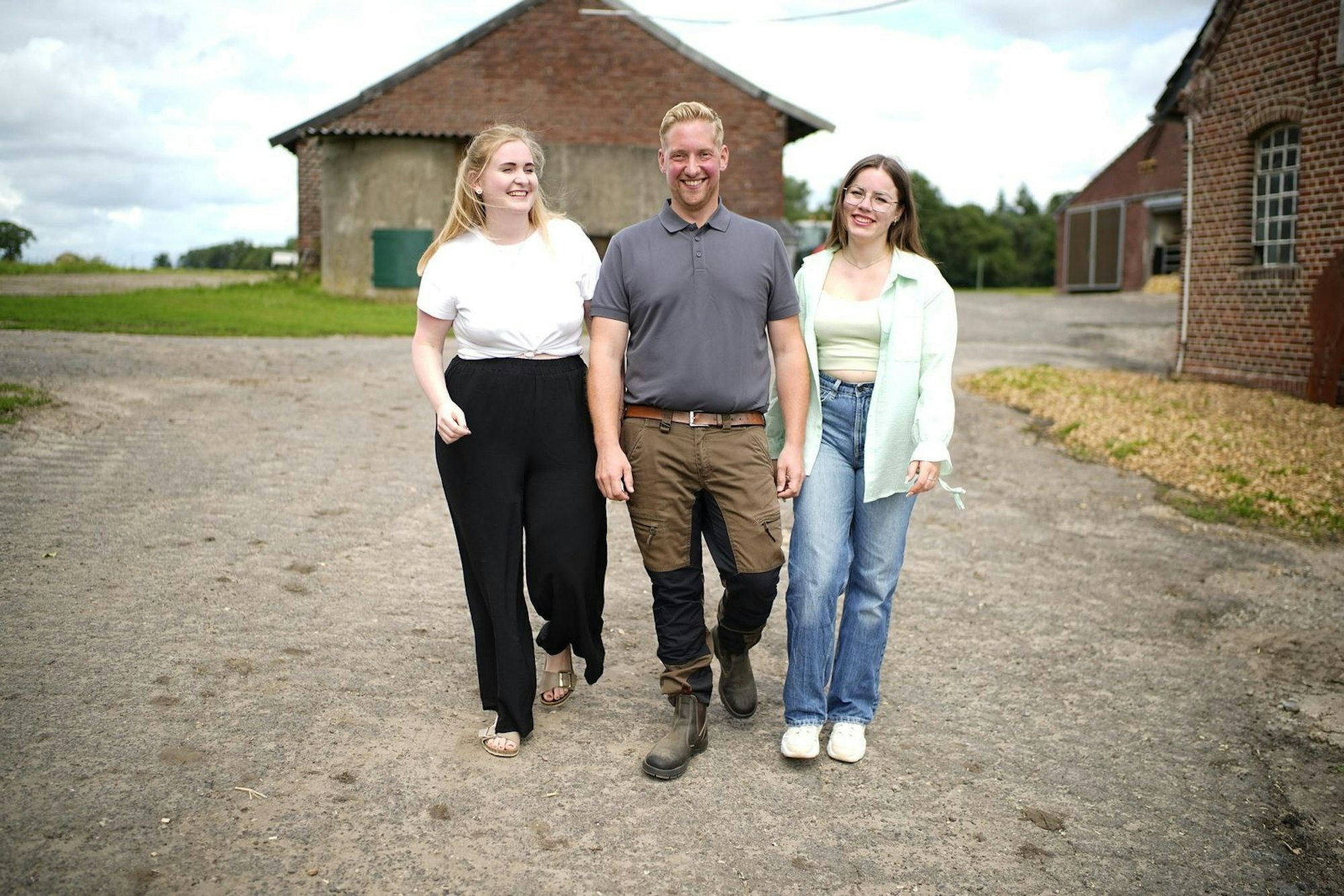 Hofdame Jenny (rechts) findet Daniels Fauxpas amüsant. (Bild: RTL / Stefan Gregorowius)